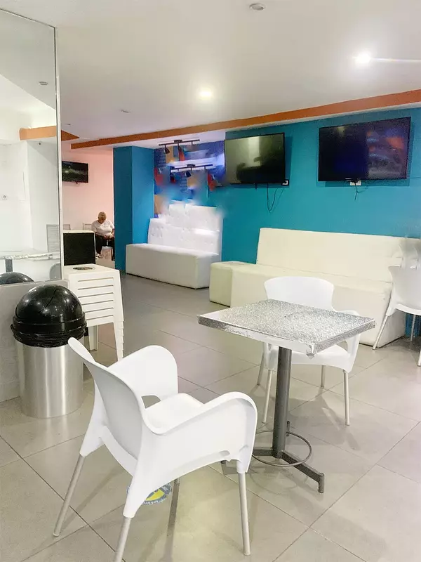 oficinas y locales comerciales - Local céntrico en Piantini 2