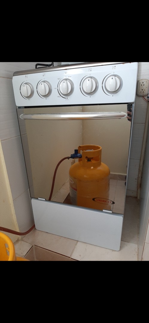 electrodomesticos - Estufa American de 4 hornillas con horno 
Incluye tanque de gas nuevo