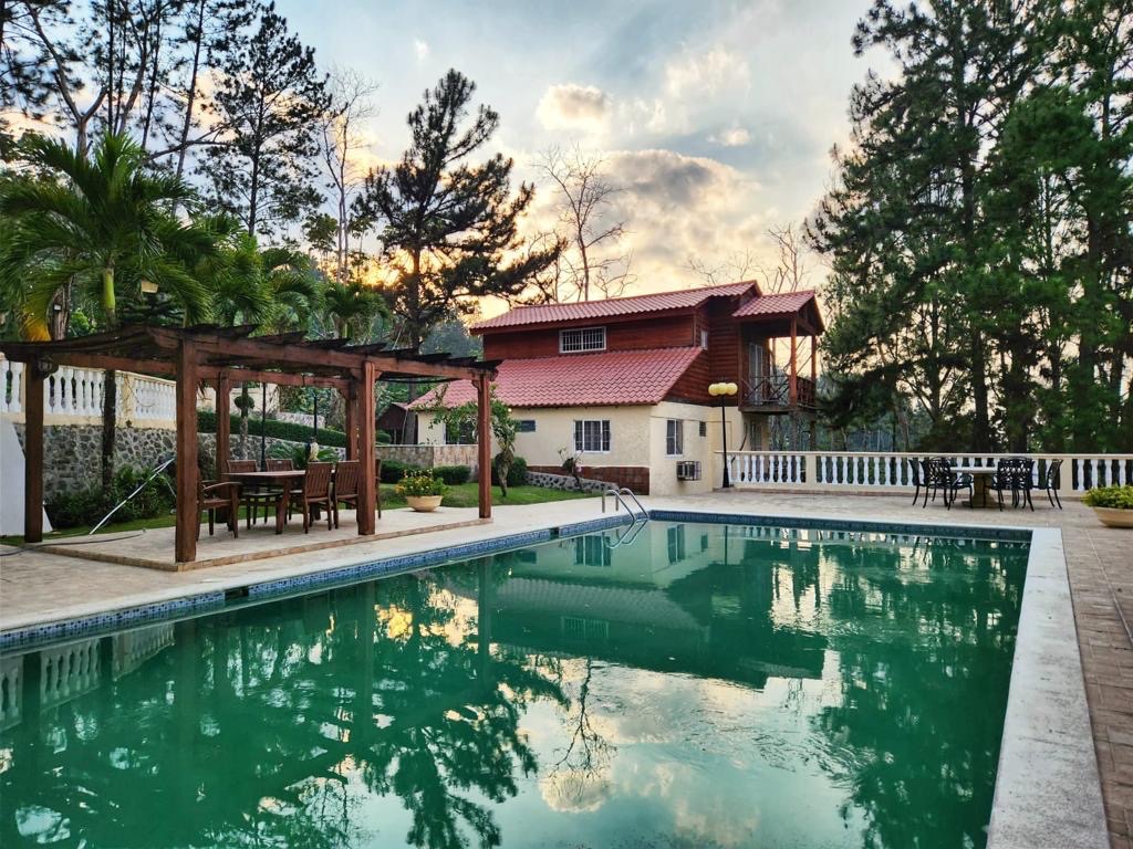 casas vacacionales y villas - Villa oportunidad bonao 4 habitaciones 6 parqueos family terraza piscina 