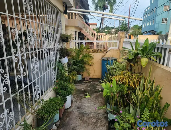 casas - VENDO CASA EN LOS TRINITARIOS, STO. DGO. ESTE: PAT 4