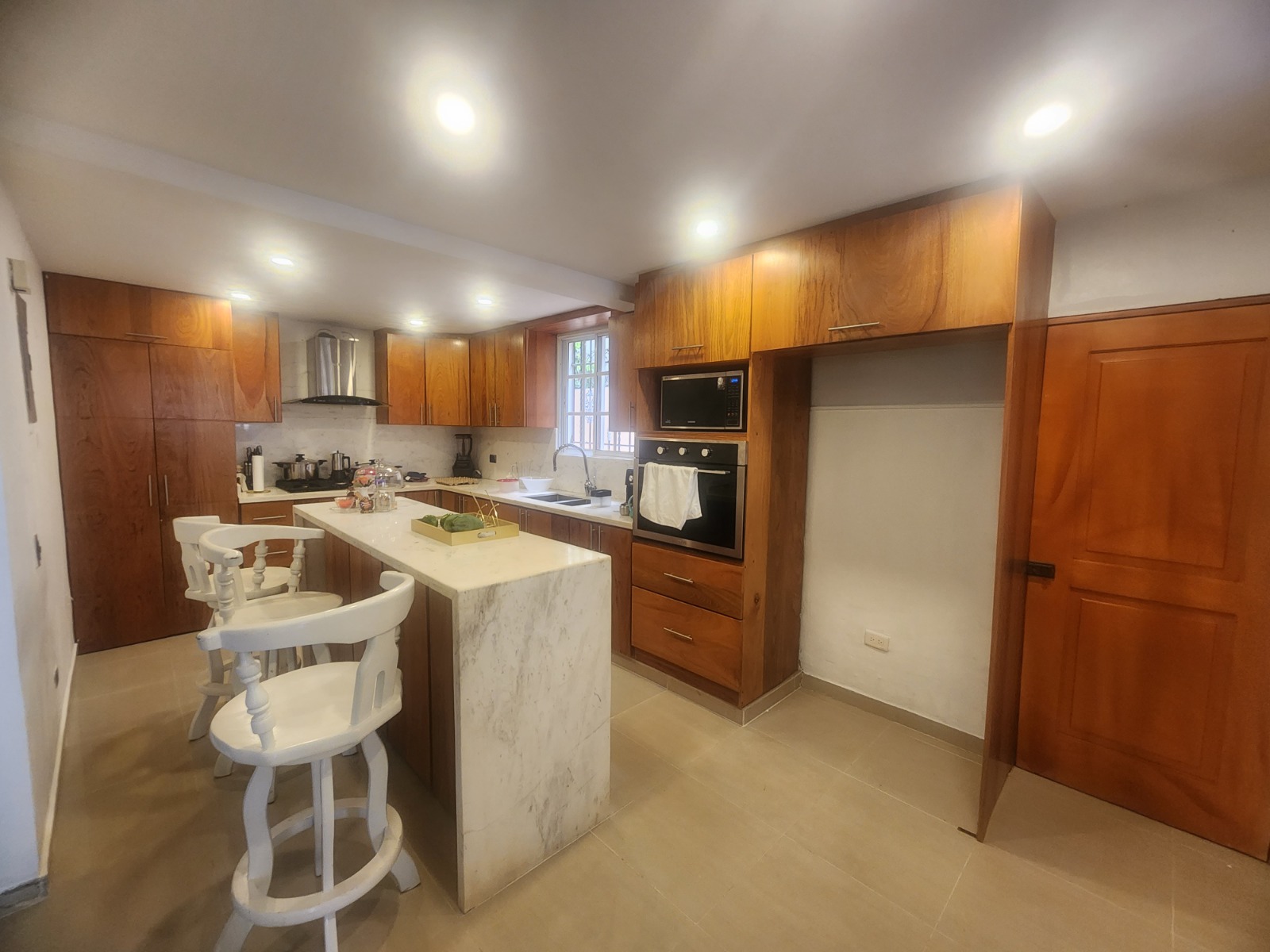 casas - Casa de 3 niveles con jacussi en Auto. San Isidro 4