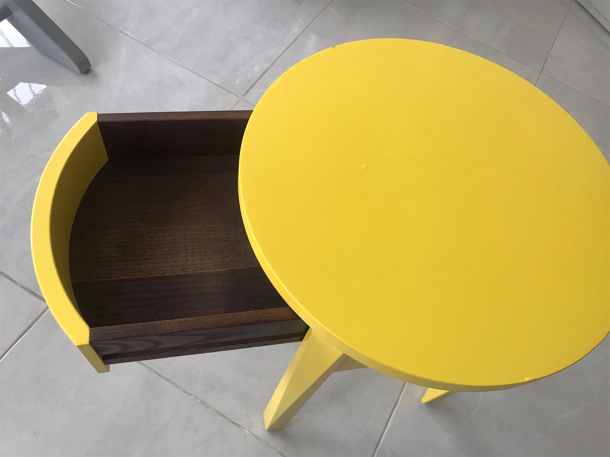muebles y colchones - Hermosa mesa lateral  amarilla, moderna, elegante y funcional. 3