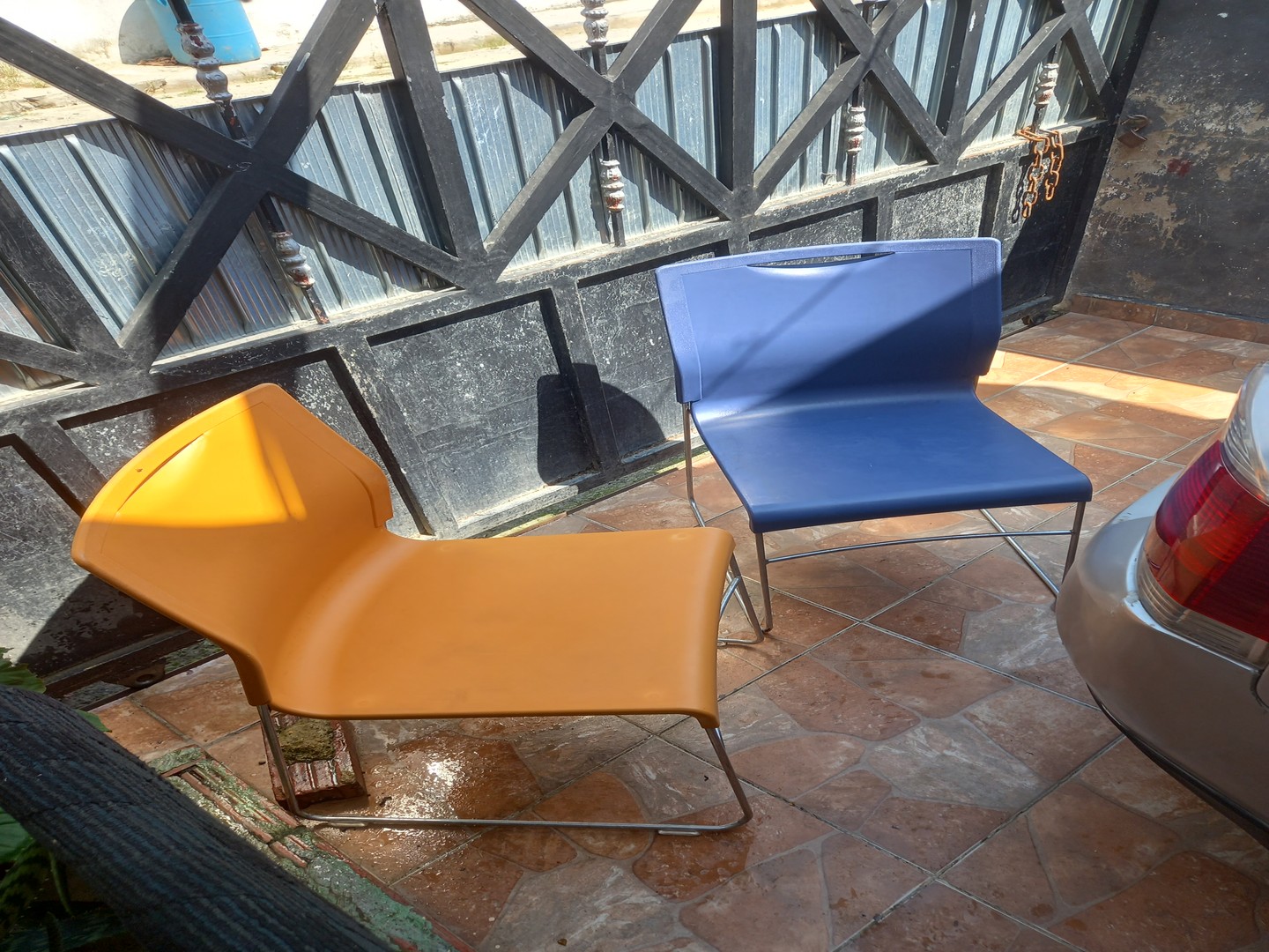 muebles y colchones - Juego de sillas plasticas con su mesa de tope de malmor  3