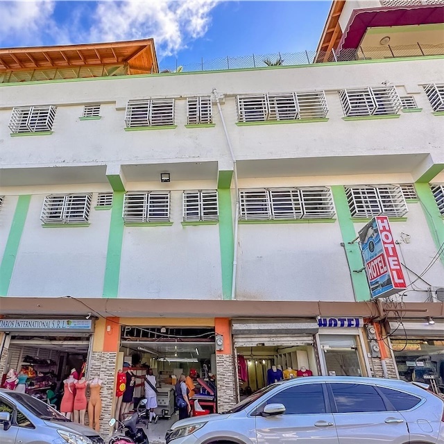 oficinas y locales comerciales - Se vende hotel con 13 locales en el Distrito Nacional zona colonial 76 hab  9