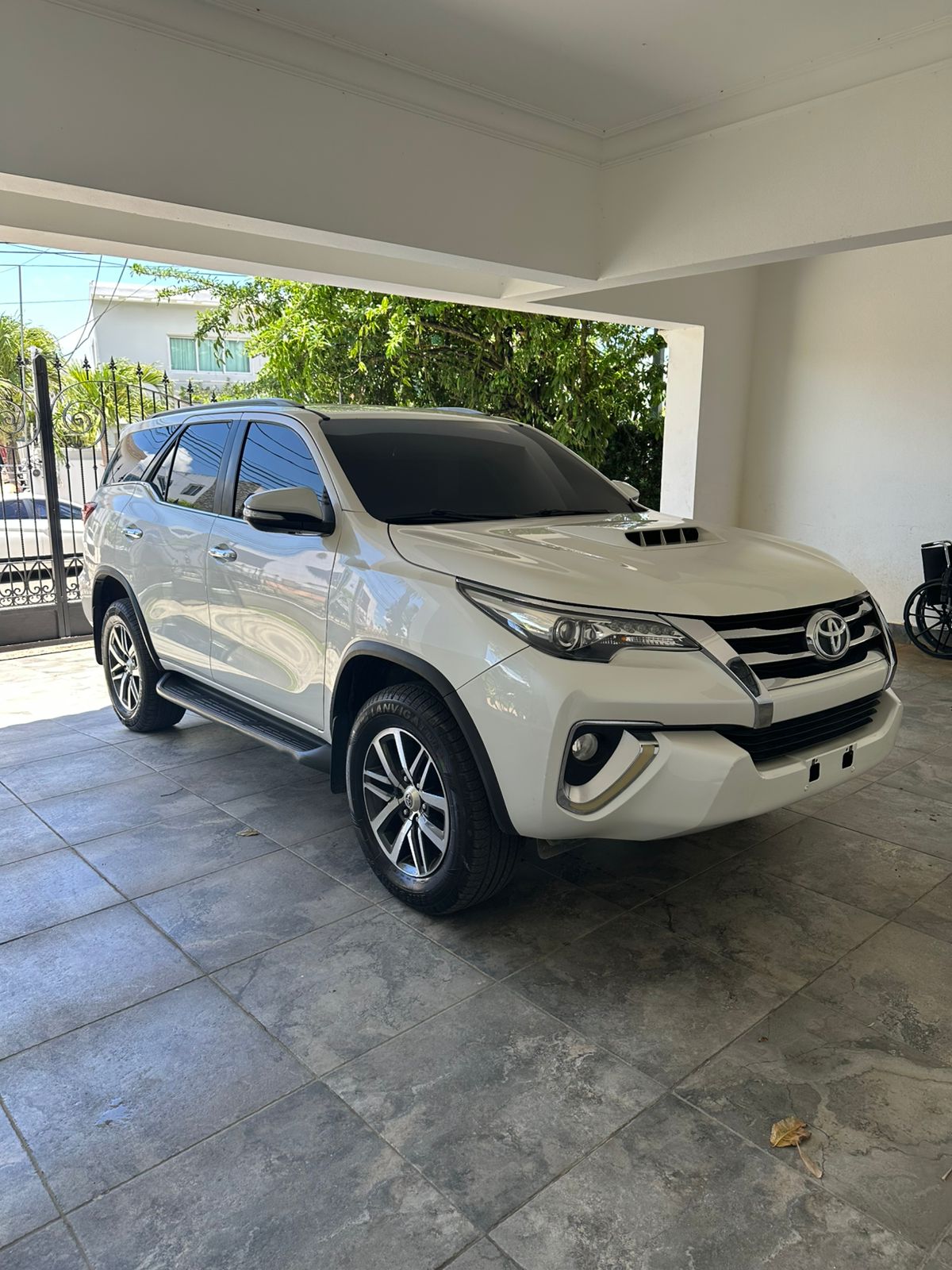 jeepetas y camionetas - Toyota fortuner srv 2017