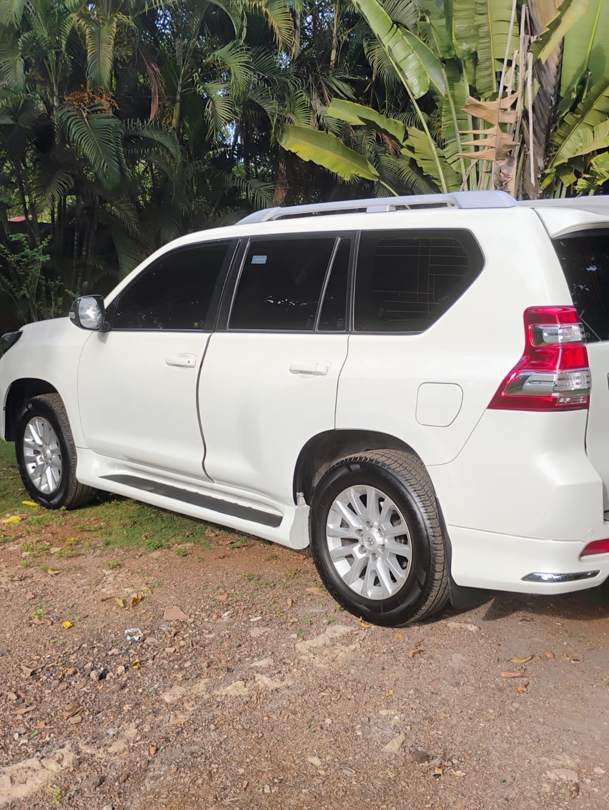 jeepetas y camionetas - Jeepeta Toyota, Land Cruiser Prado, blanca original automática. 9