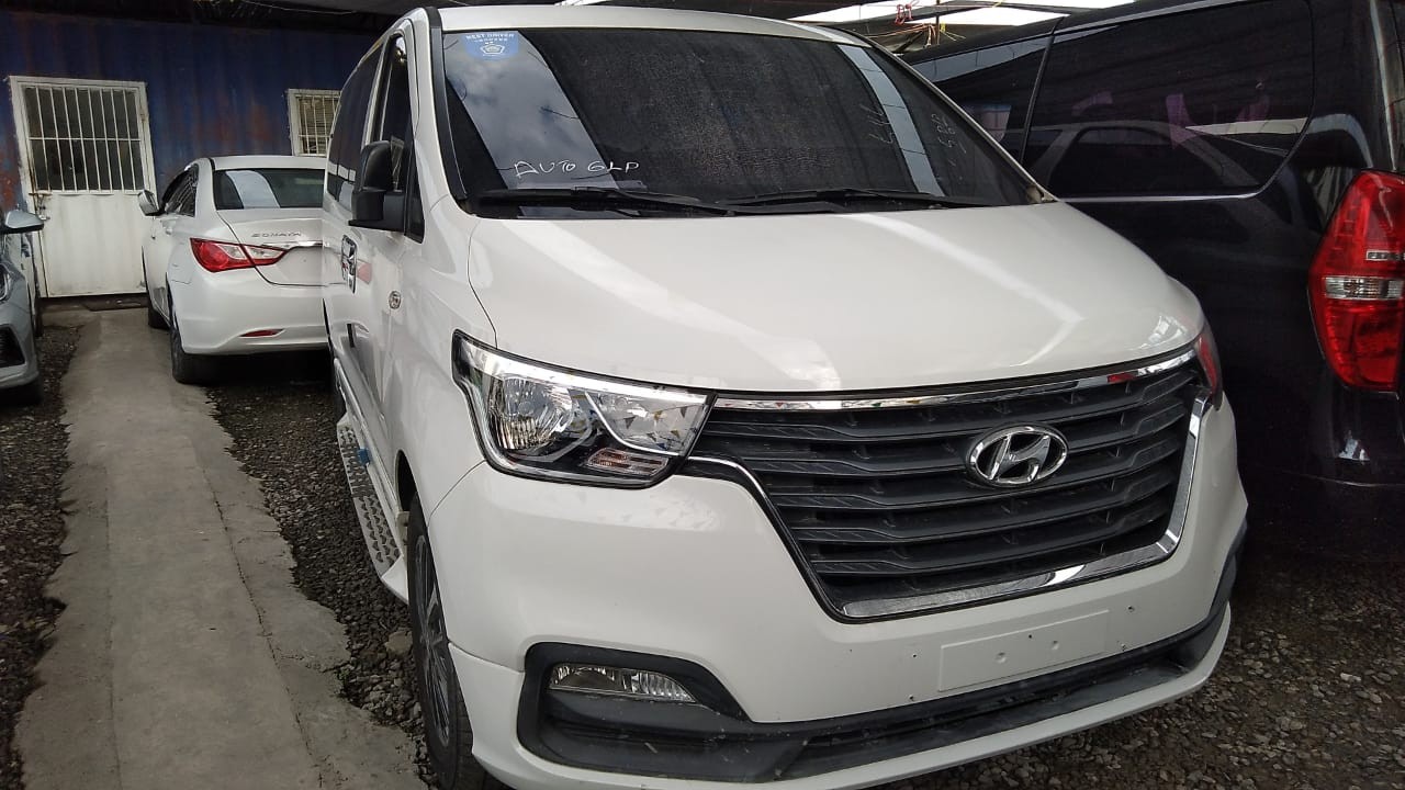 jeepetas y camionetas - HYUNDAI GRAND STAREX 2020 BLANCA 1