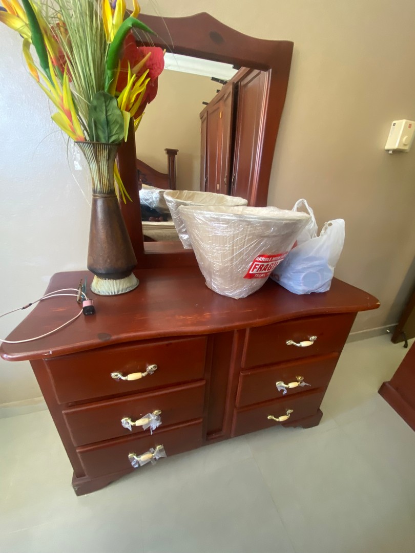 muebles y colchones - Gavetero y dos mesitas de noche pino color caoba