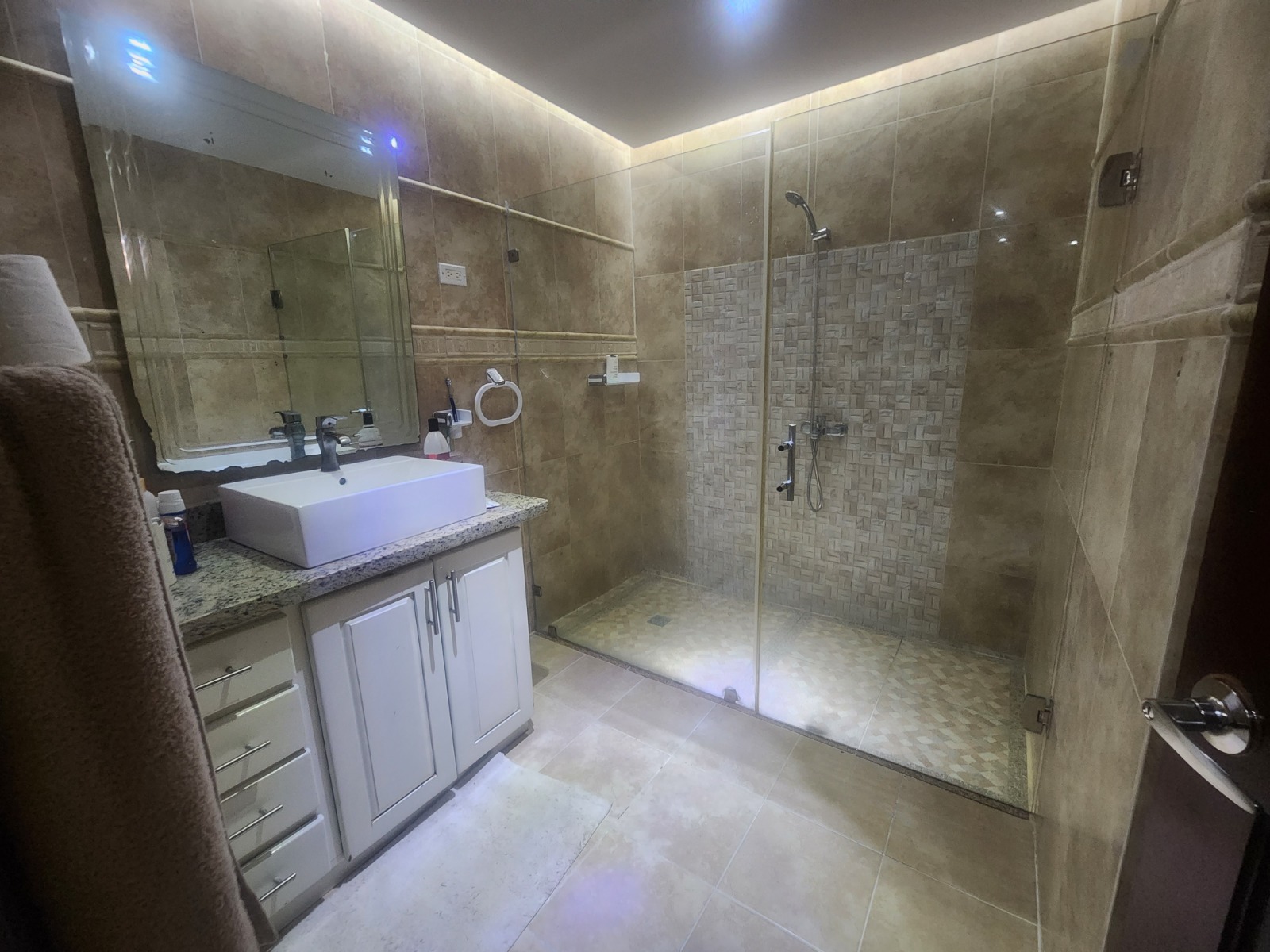 casas - Casa de 3 niveles con jacussi en Auto. San Isidro 5