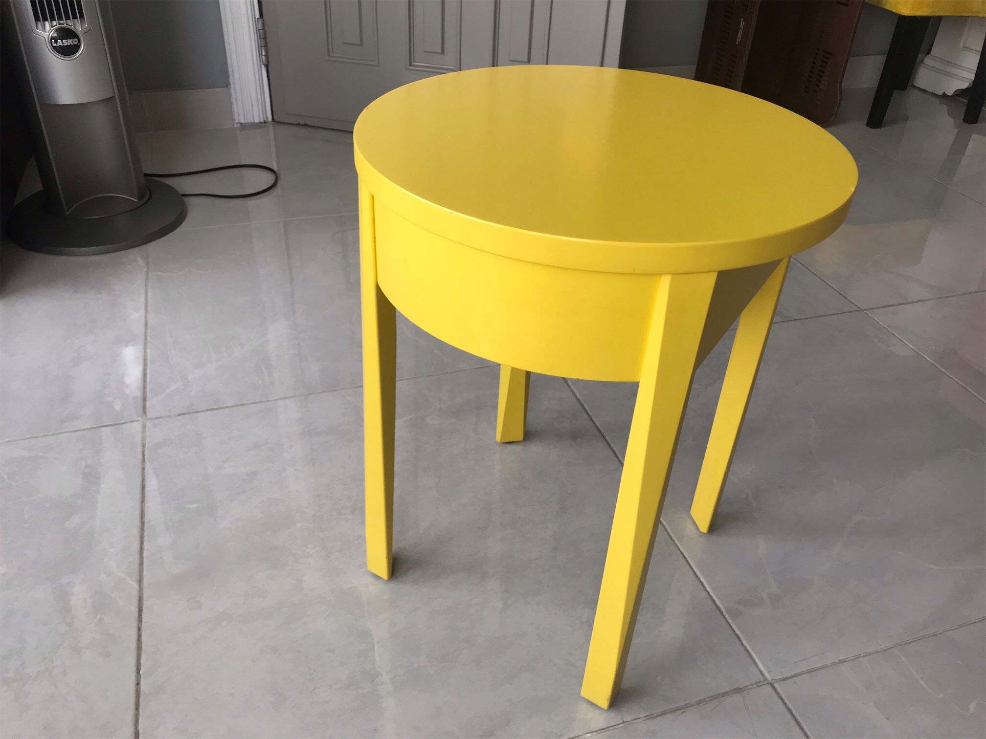 muebles y colchones - Hermosa mesa lateral  amarilla, moderna, elegante y funcional. 4