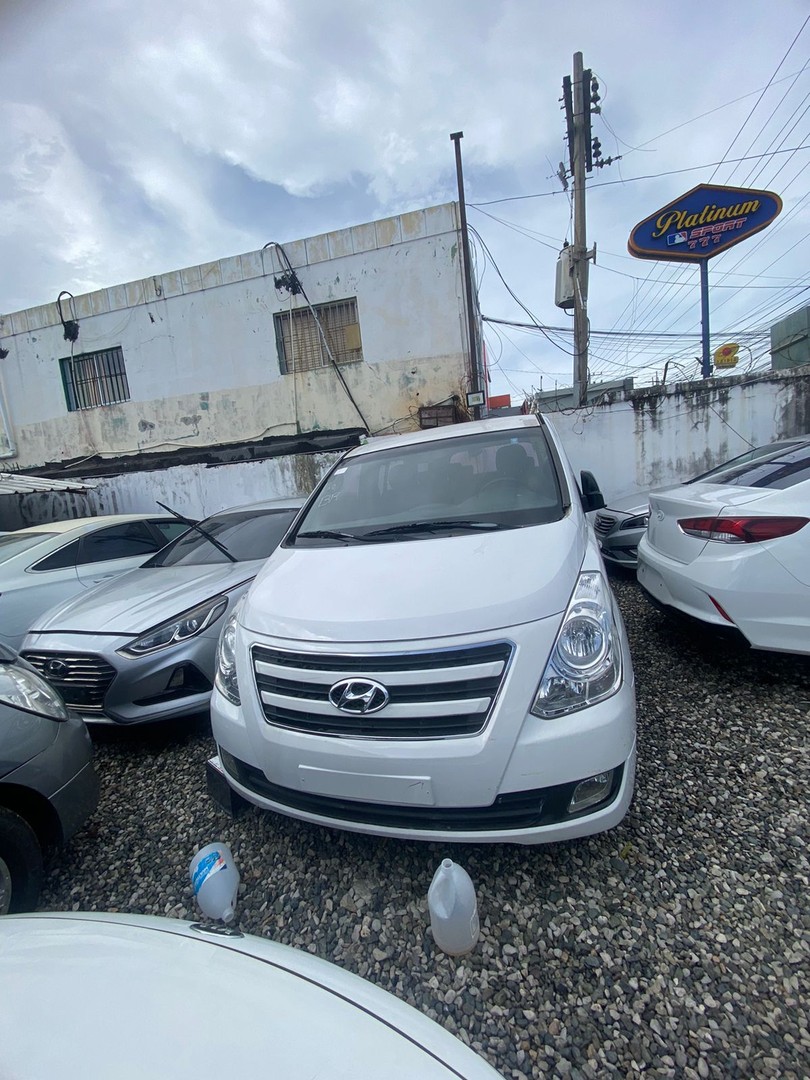 jeepetas y camionetas - HYUNDAI STAREX 2017 BLANCADESDE: RD$ 1,250.000 0