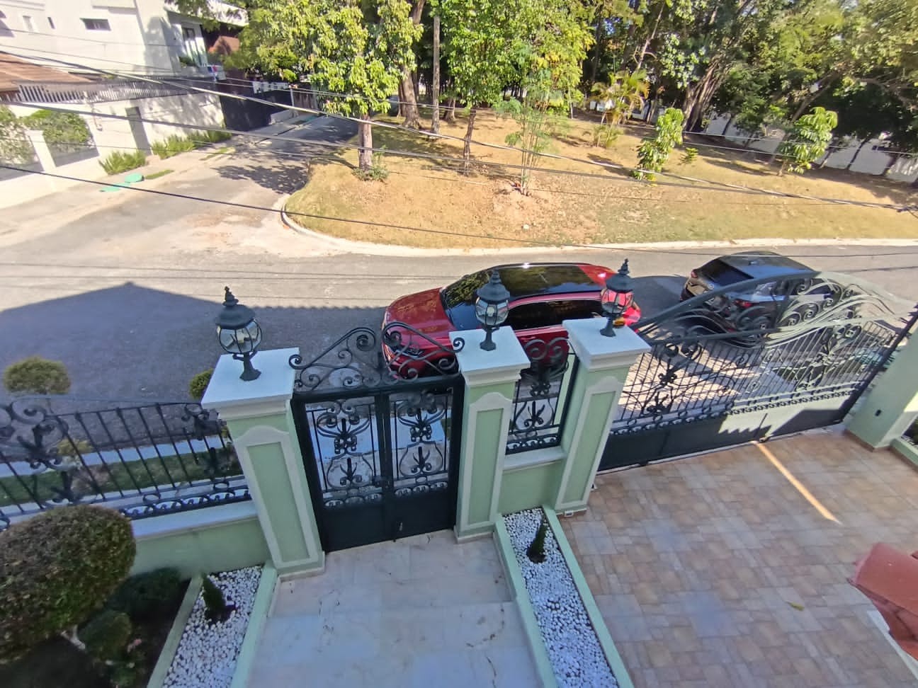 casas - Se vende de oportunidad Casa de dos niveles Cerros de Arroyo Hondo 
USD$425,000 8