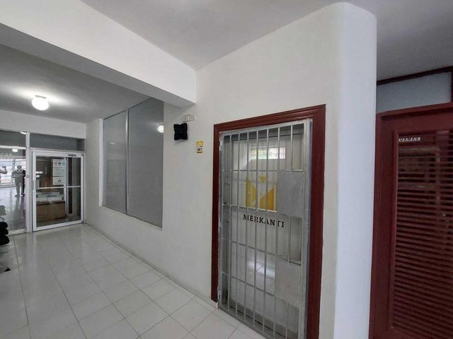 oficinas y locales comerciales - Local en plaza comercial en alquiler santo Domingo 1
