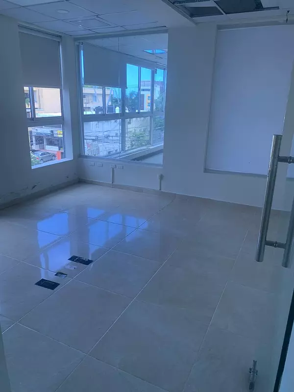 oficinas y locales comerciales - Alquiler amplio local 3er nivel plaza, Gazcue 4