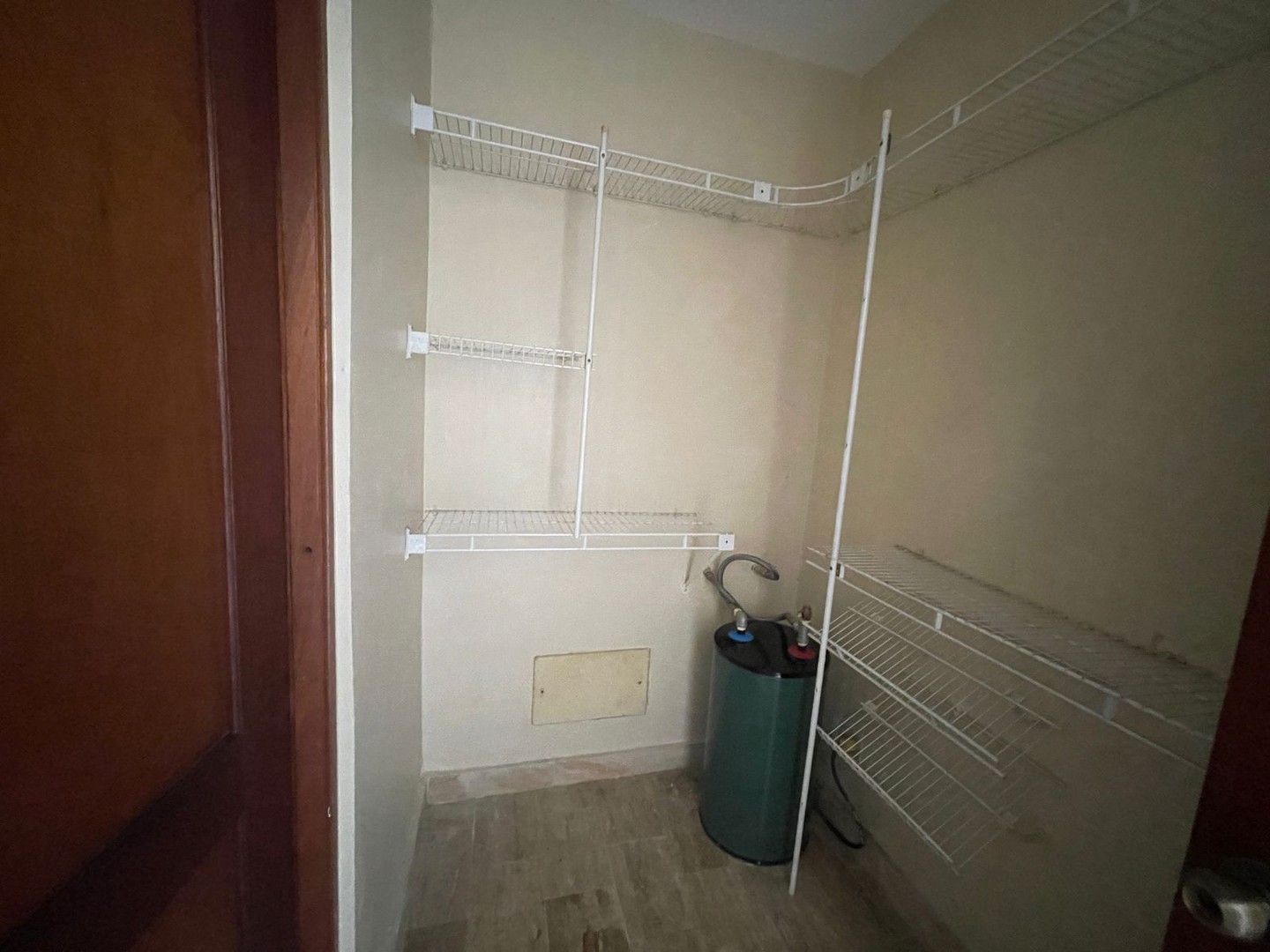 apartamentos - Alquilo apartamento clásico de 
113 mts2, piso 2: Arroyo Hondo
 7