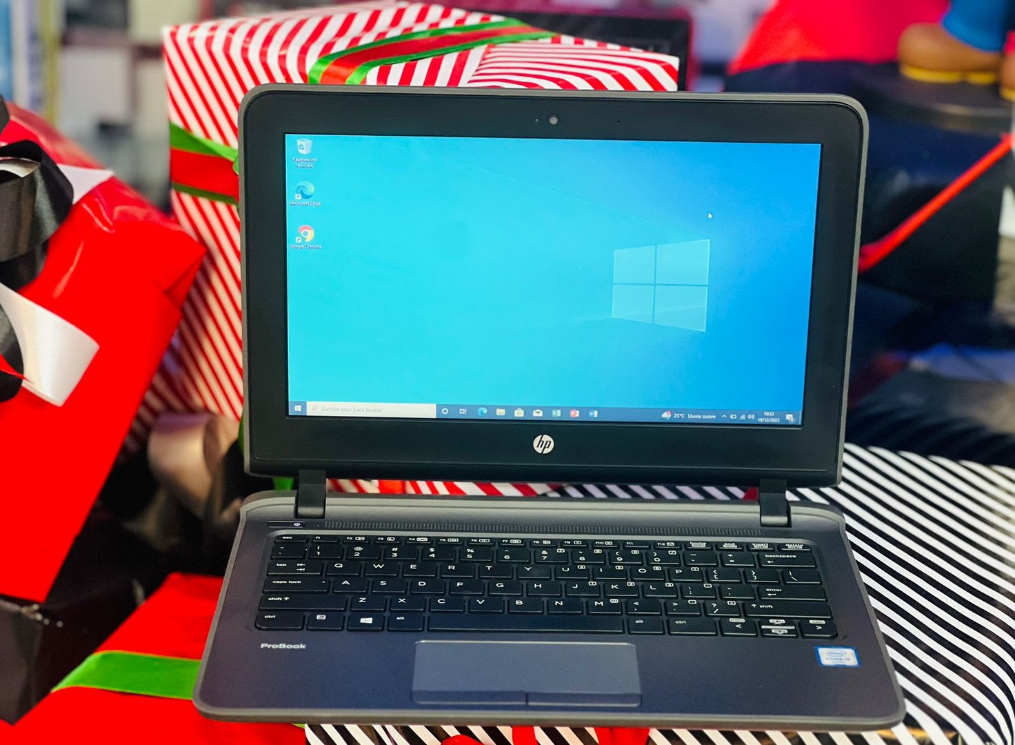 computadoras y laptops - Hermosa Laptop HP i3 6ta gen 128 GB SSD, incluye garantia.  3
