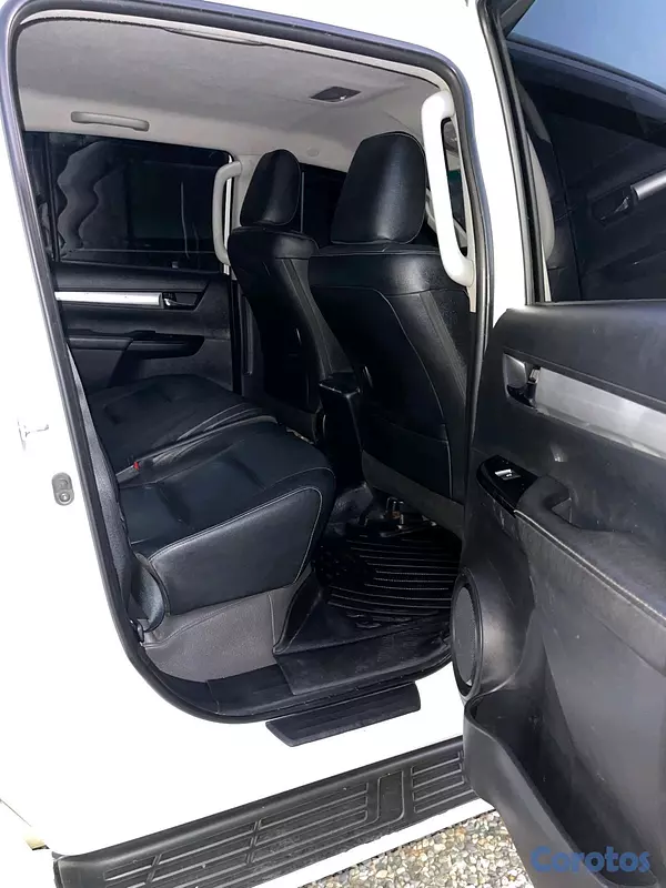 jeepetas y camionetas - Toyota hilux 2019 limited  8