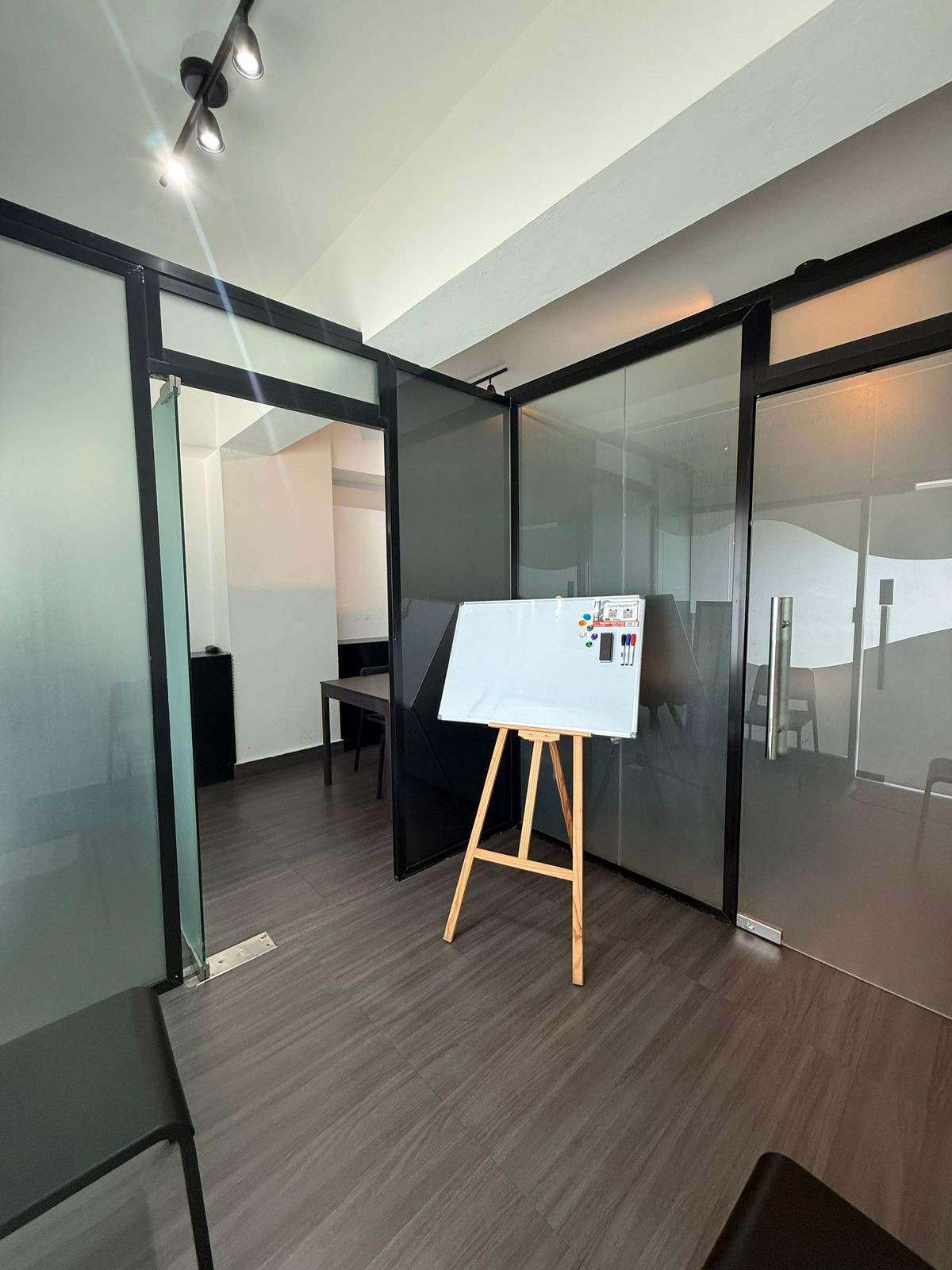 oficinas y locales comerciales - Local  en Alquiler  30mtz  Av. Gustavo Mejia R. 1