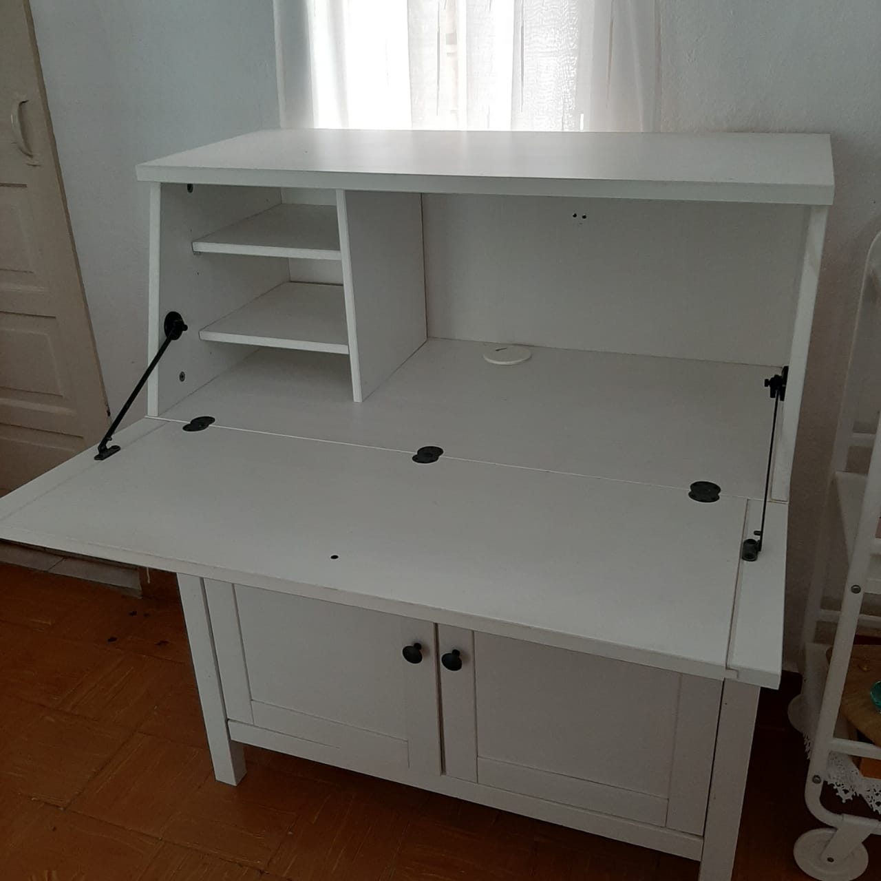 muebles y colchones - escritorio tipo secreter de Ikea, blanco en madera,  2 puertas y tramos inferior