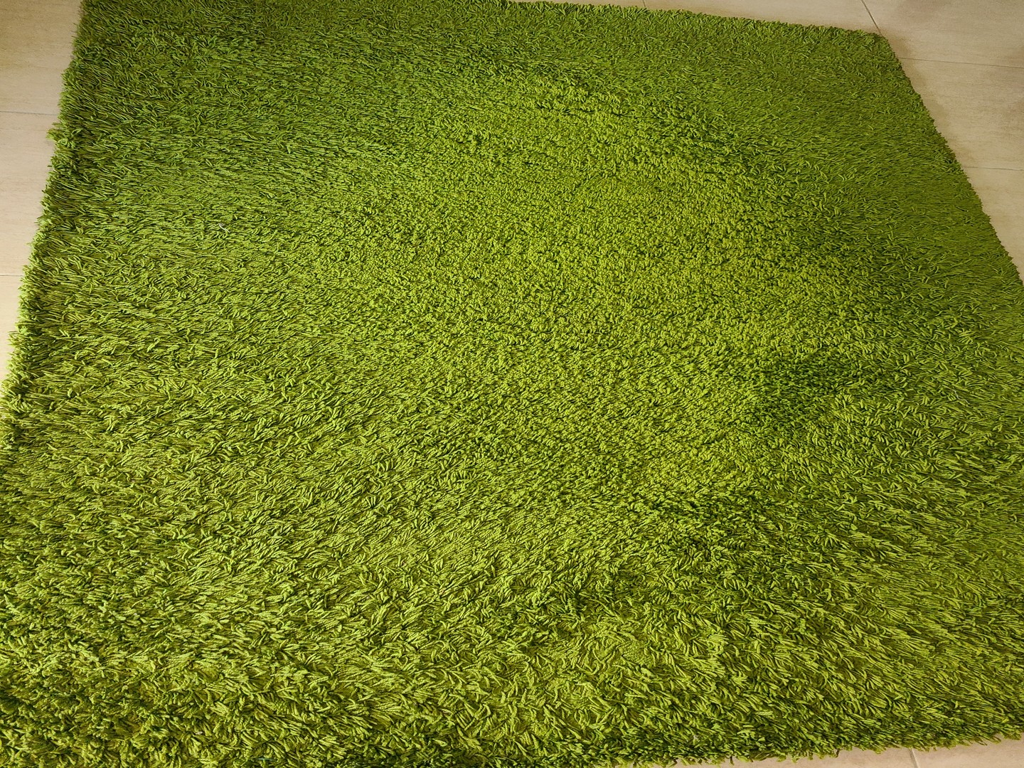 decoración y accesorios - Alfombra Rectangular Verde Manzana 
USADA
BUENAS CONDICIONES 