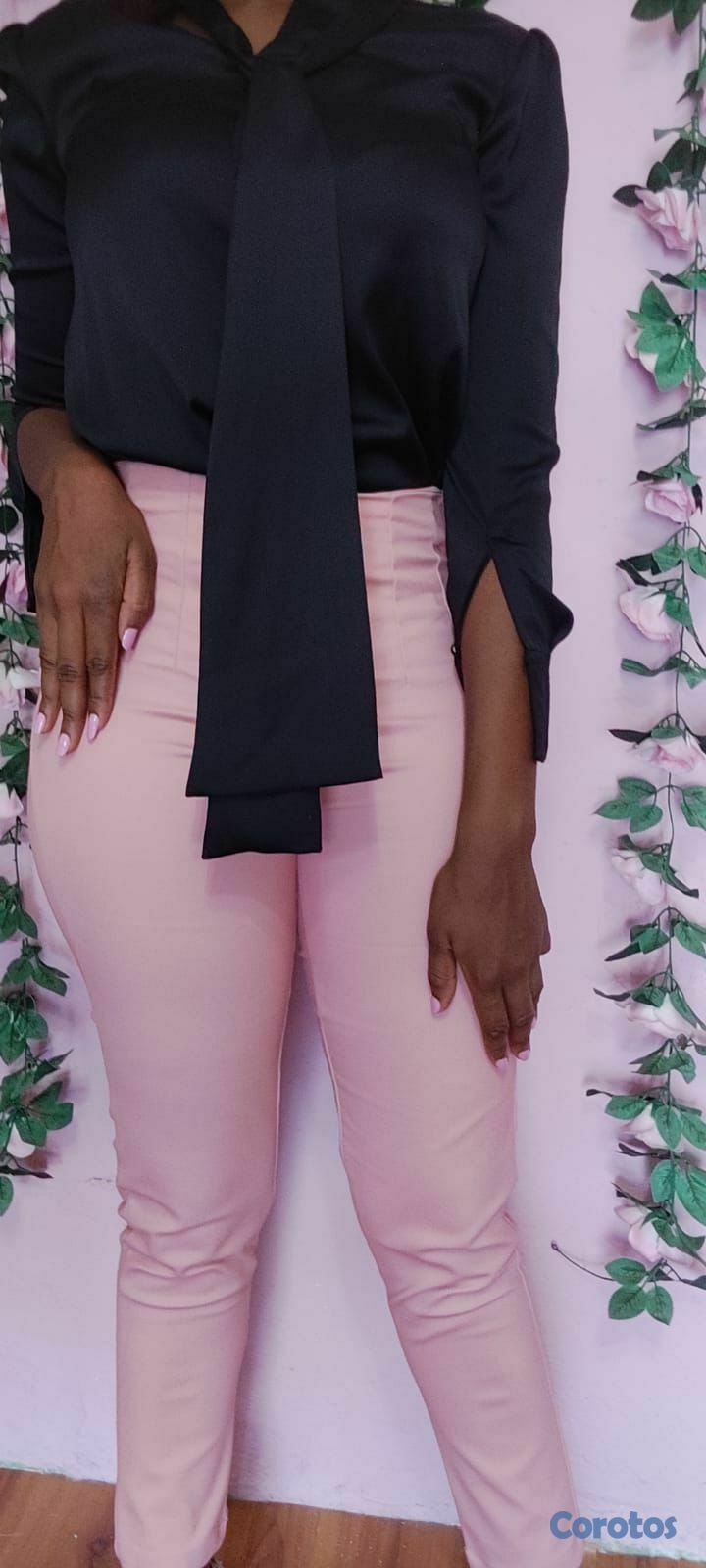 ropa para mujer - ✨ Blusa satinada con lazo frontal 🖤 Perfecta para 3