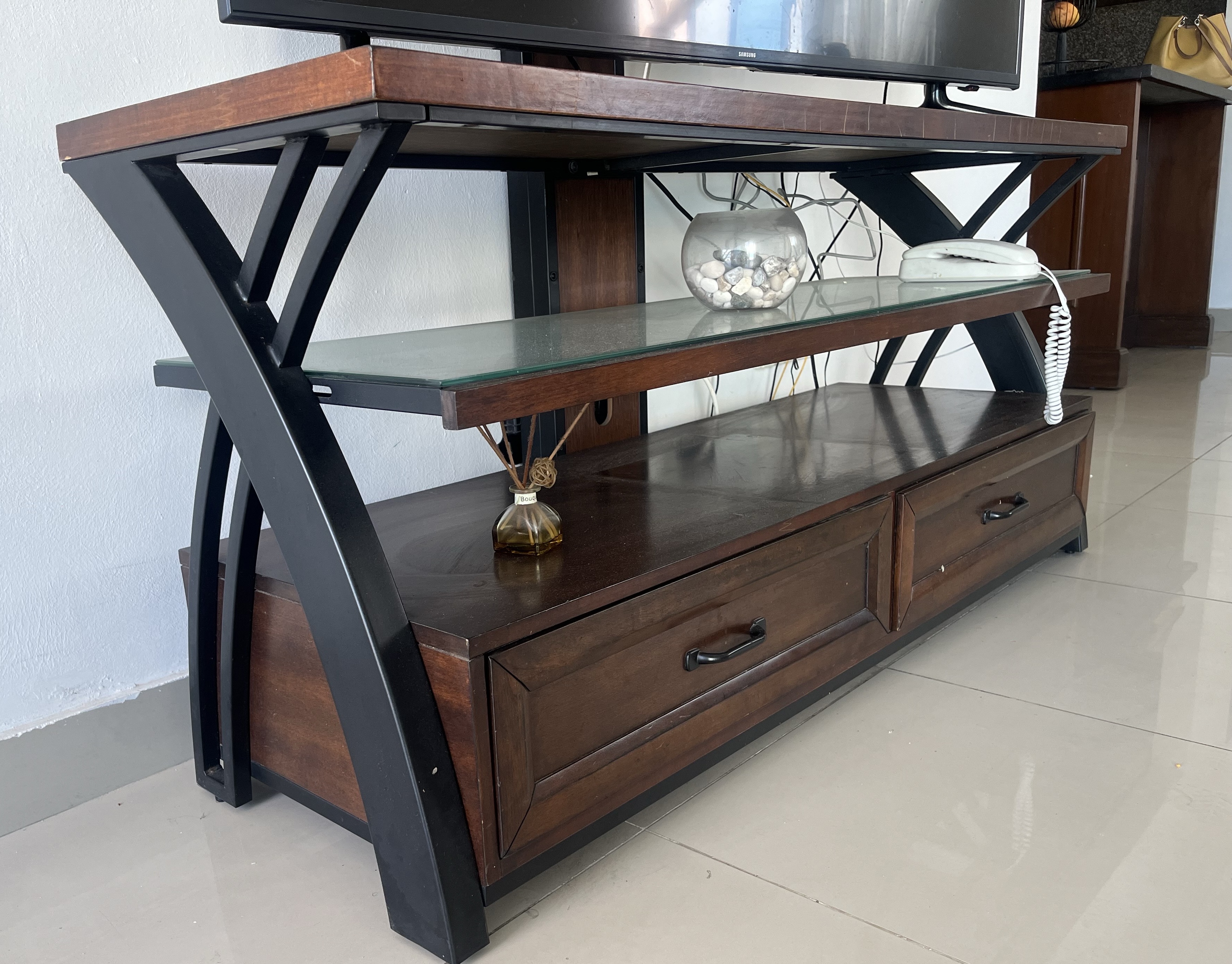 decoración y accesorios - Mesa para TV usado como nuevo 