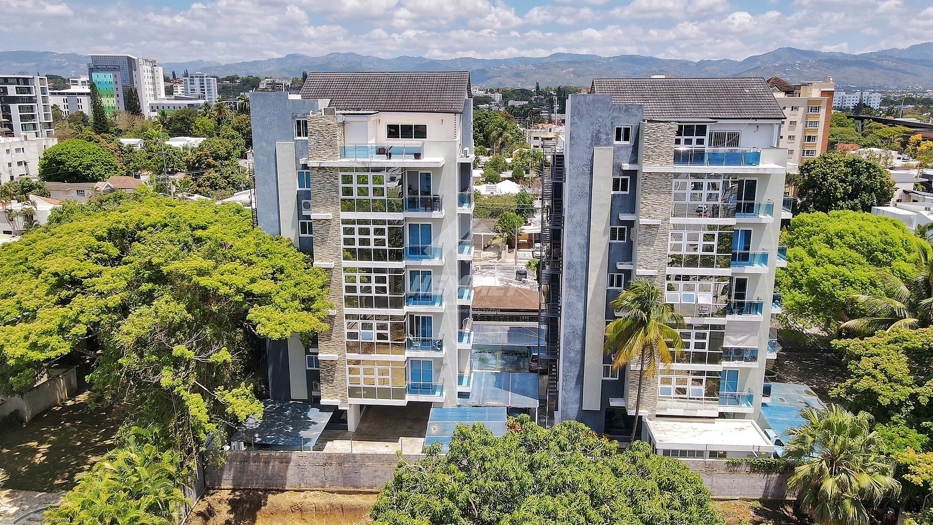 apartamentos - 3ER NIVEL CON ELEVADOR Y PARQUEOS TECHADOS VILLA OLGA SANTIAGO 