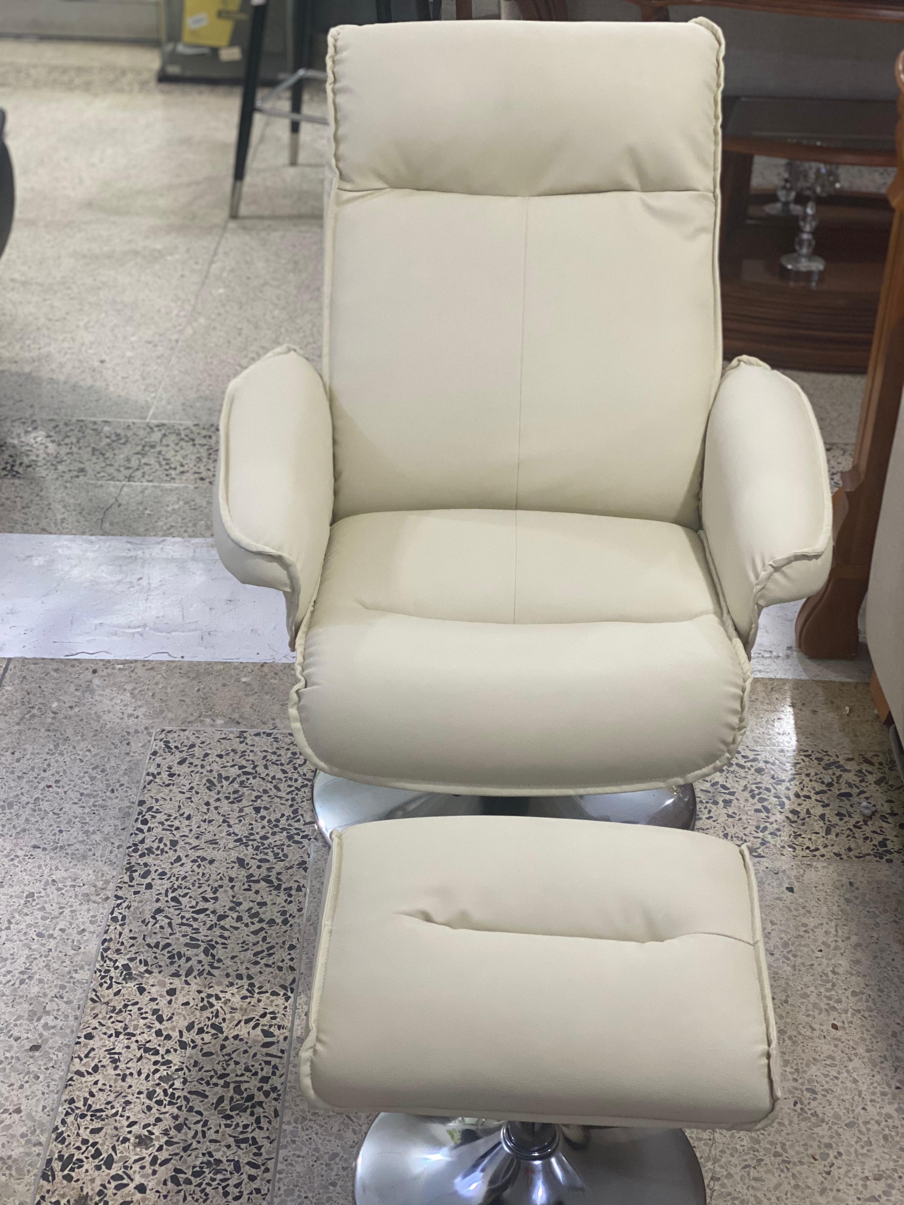 muebles y colchones - *SILLON RECLINABLE*

SILLON RECLINABLE 
COLOR CREMA
CON BASE CROM 
 1