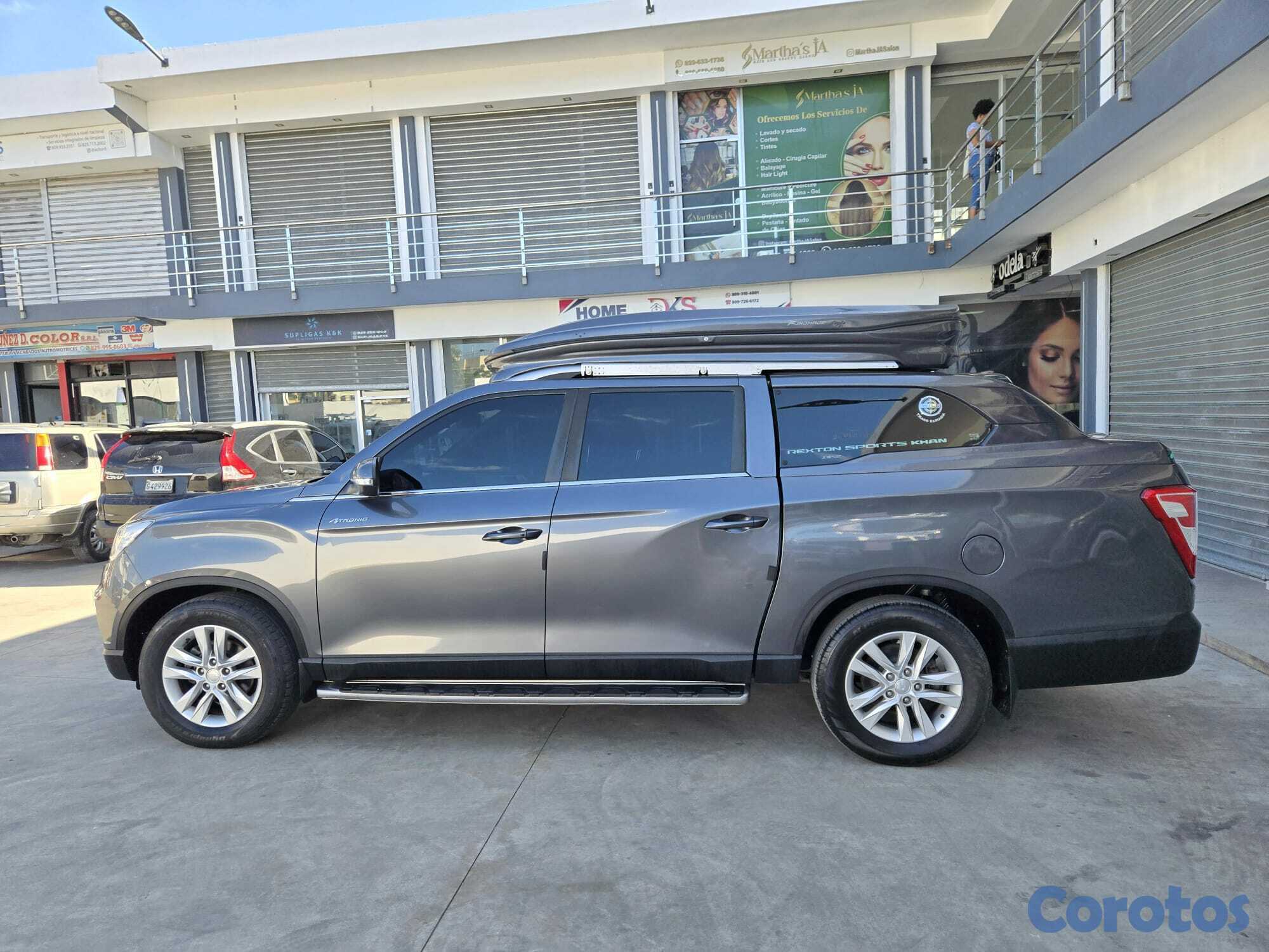 jeepetas y camionetas - KGM REXTON 2019 GRIS OSCURO DIESEL 4