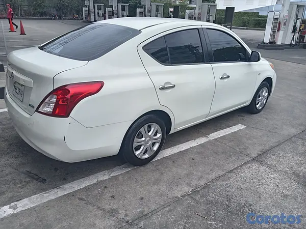 carros - Nissan latió /versa 280  5