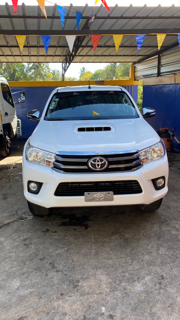 jeepetas y camionetas - Camioneta Toyota Hilux 2018 full 