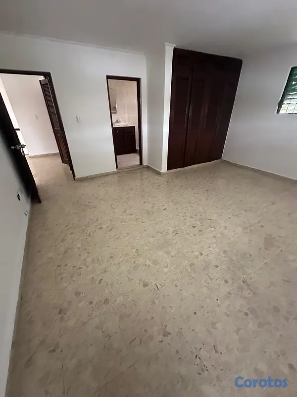 casas - Vendo Casa de 3 niveles en La Castellana, 4 HABS., 350 Mts.2 de OPORTUNIDAD 8