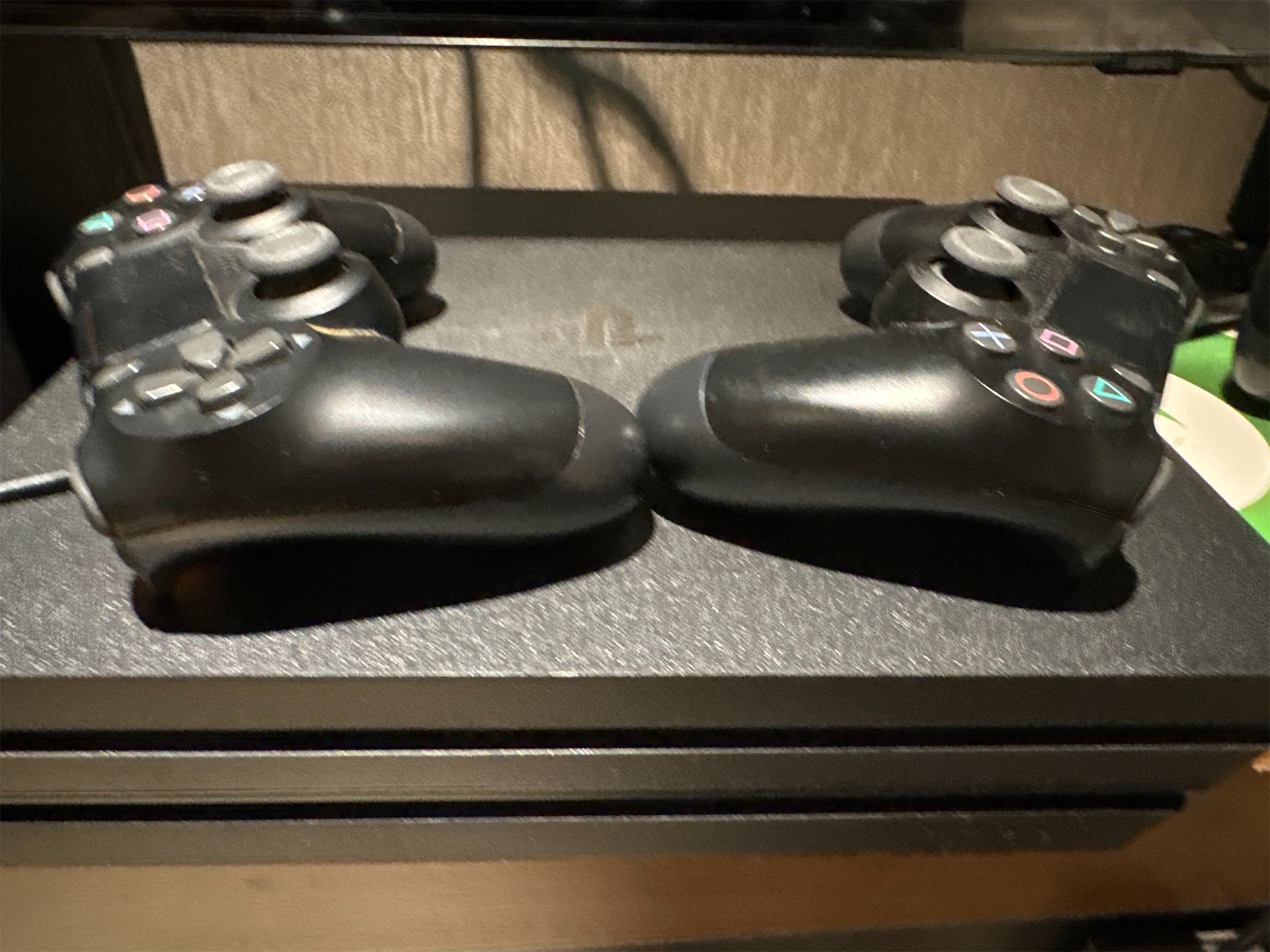 consolas y videojuegos - PS4 slim 1TB de poco uso con dos controles originales 2