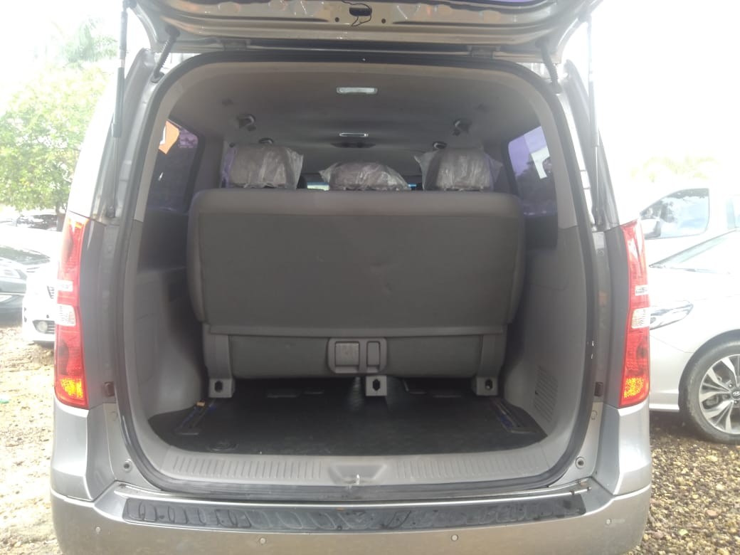 jeepetas y camionetas - HYUNDAI GRAND STAREX 2018 GRIS 3