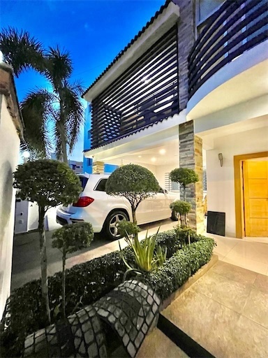casas - Hermosa casa de dos niveles disponible para ser tu próximo hogar.🏠  1