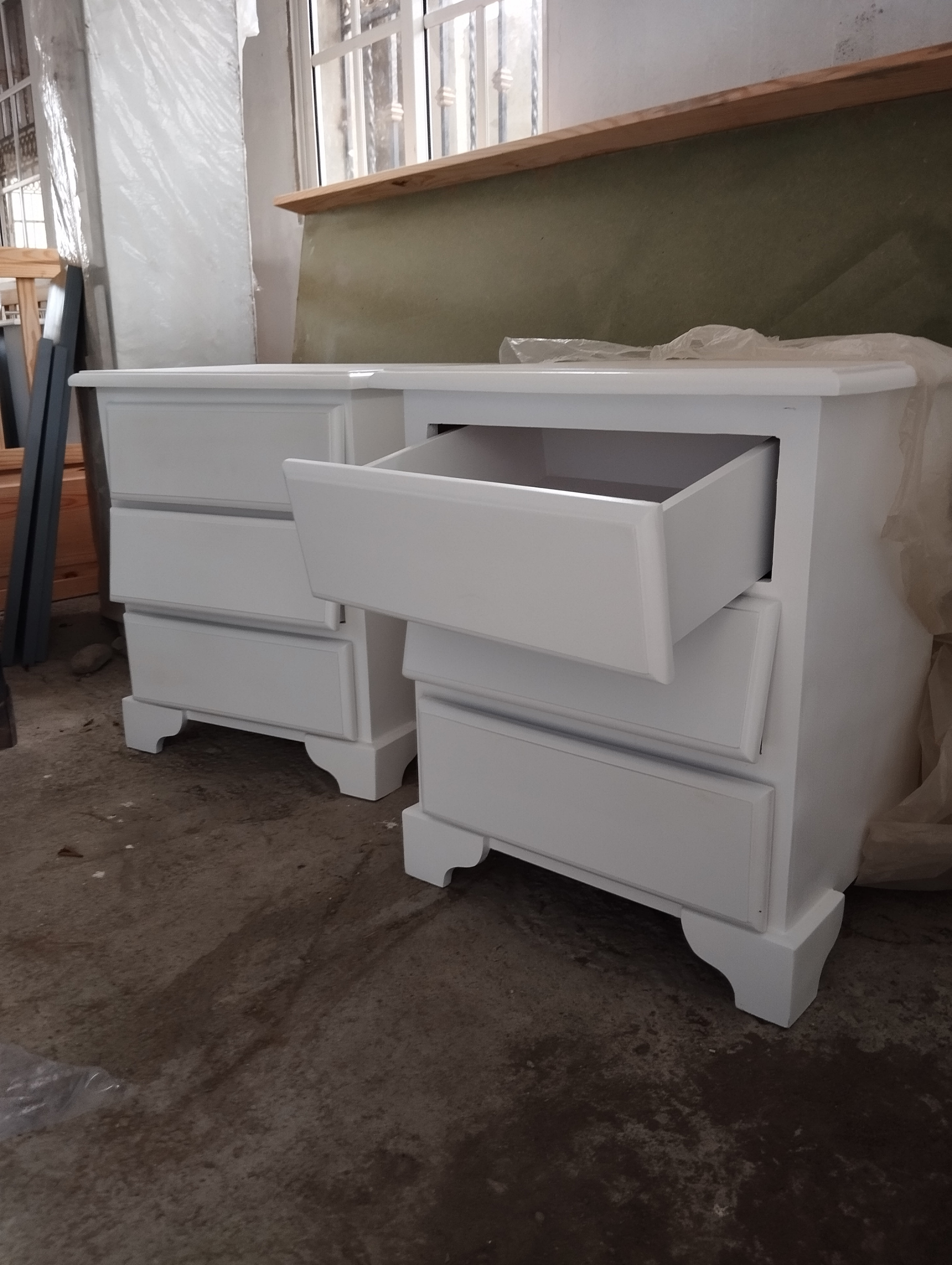 muebles y colchones - Mesitas de noche en madera de tres gavetas blanca