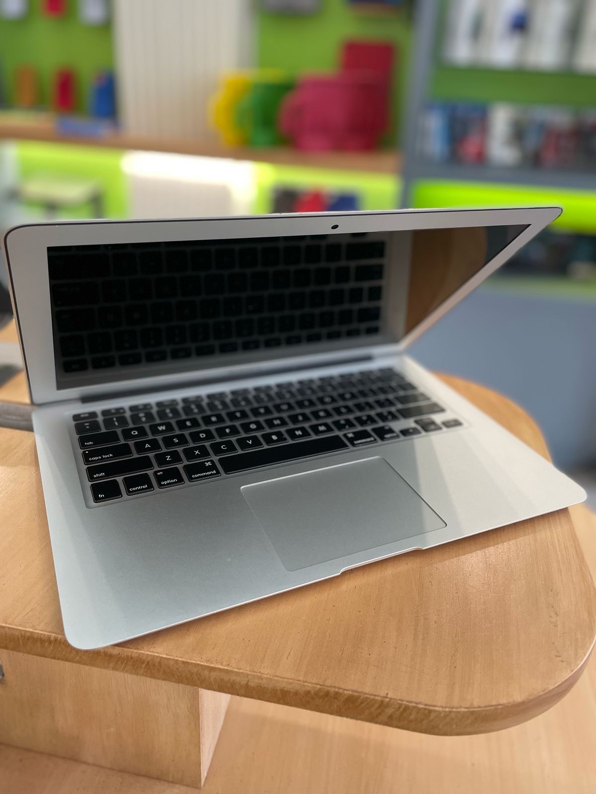 computadoras y laptops - MacBook Air 2017 i5 8Gb de ram 128Gb 7