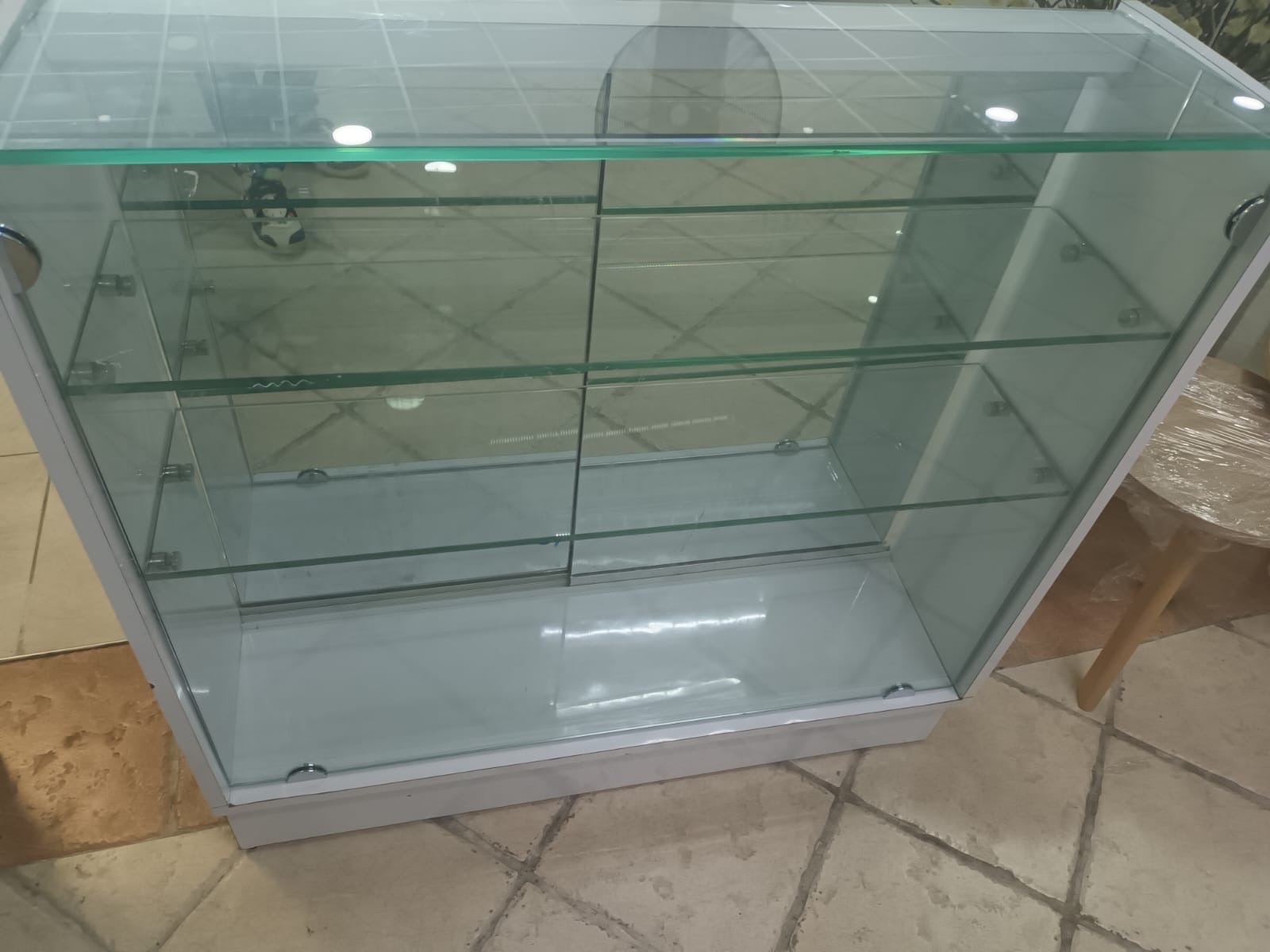 muebles y colchones - Vitrinas para negocios 40”x40”x12”. Nuevas con cristales gruesos de 3/8. 2