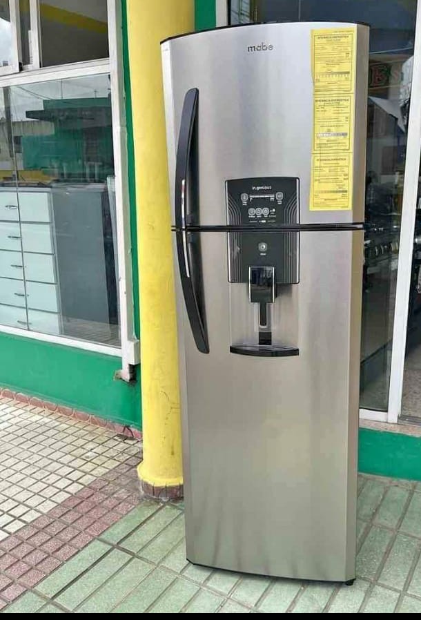 electrodomesticos - Nevera con dispensador  de agua y tablero digital