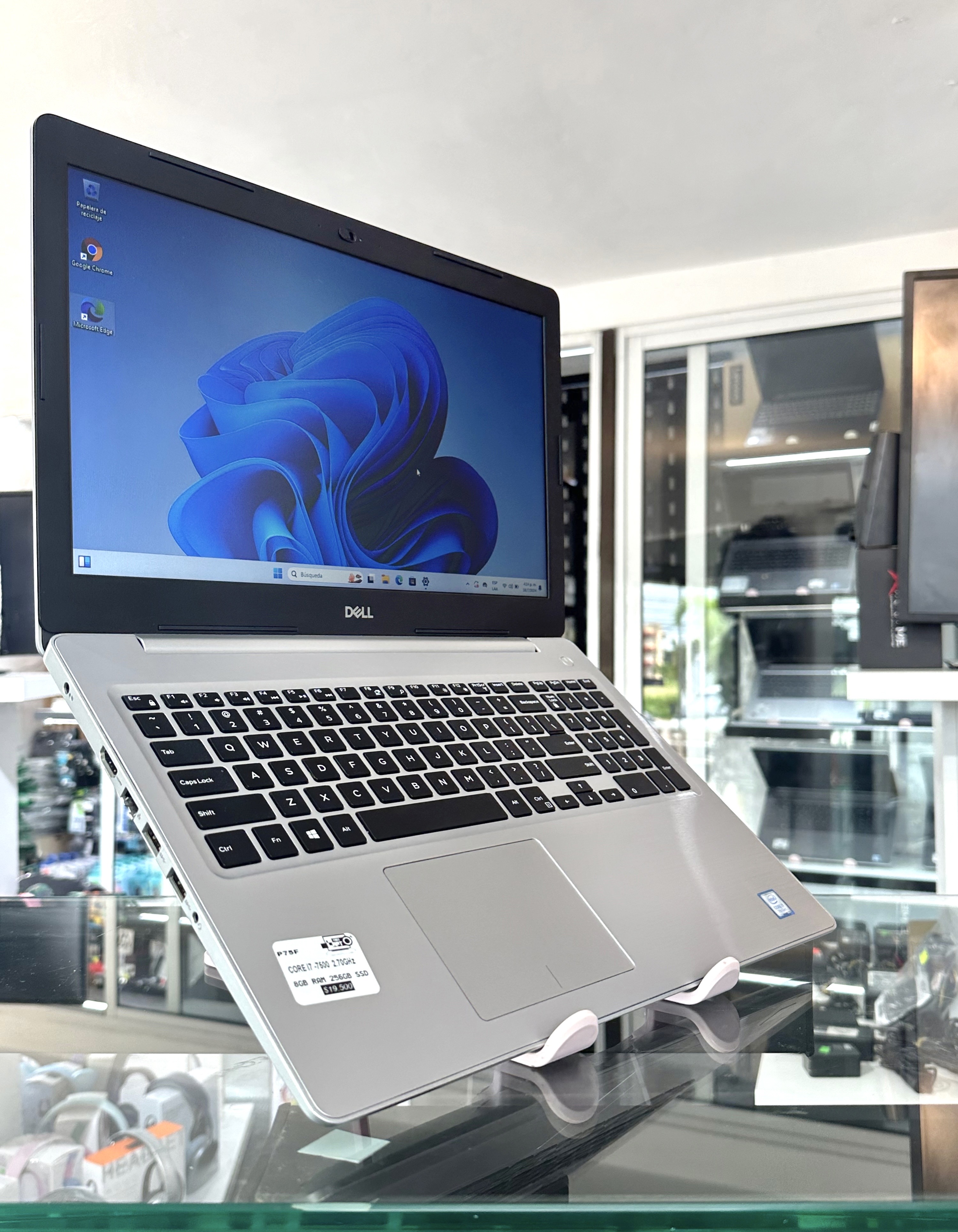 computadoras y laptops - Laptop Dell Inspiron 15.6 i7 $18,990 1
