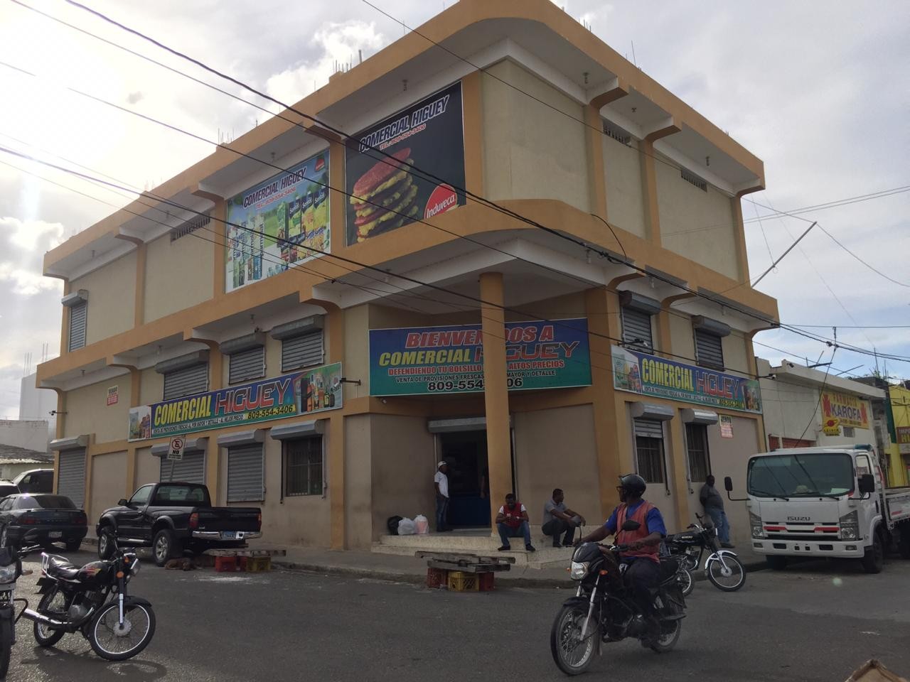 oficinas y locales comerciales - Local Comercial  céntrico en Higüey