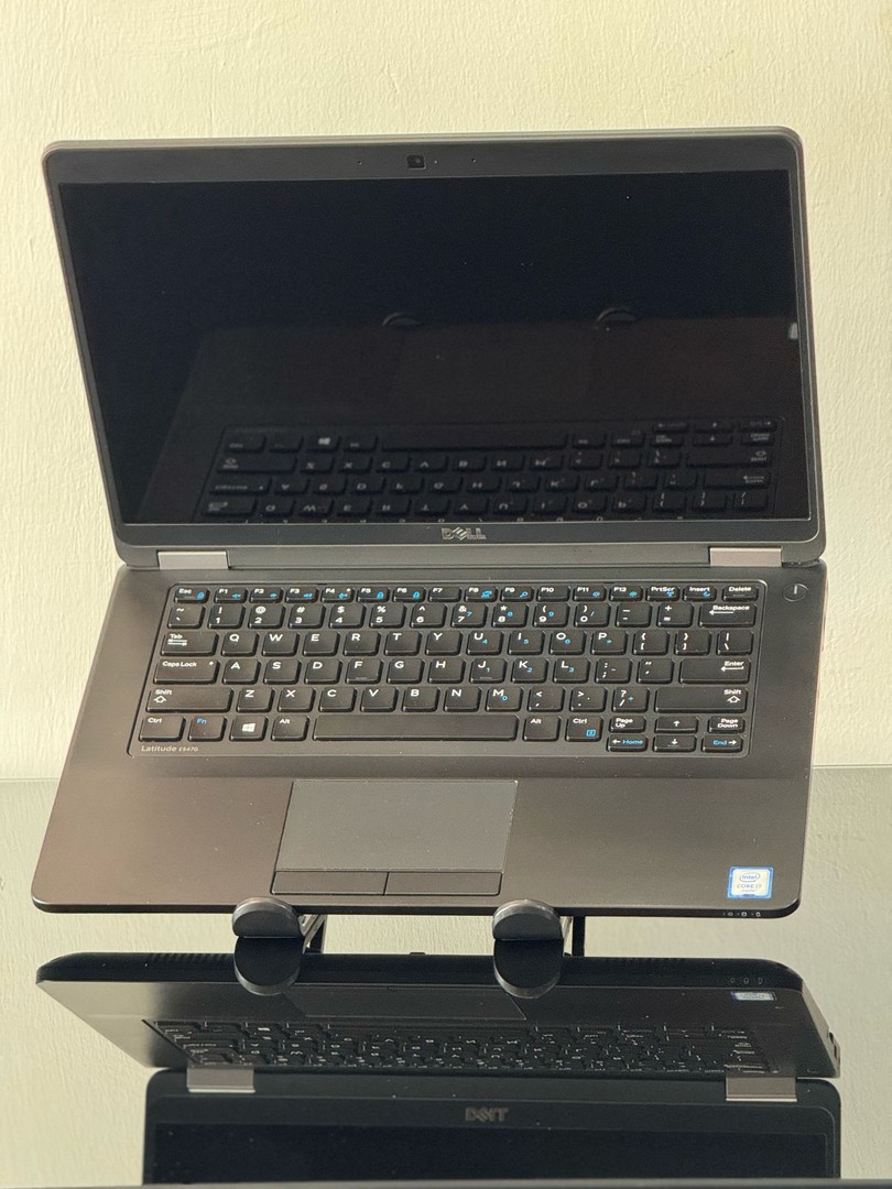 computadoras y laptops - Laptop Dell latitude e5470 core i7 6ta. 2GB  R7 M360 8GB Ram 256 gb ssd 2