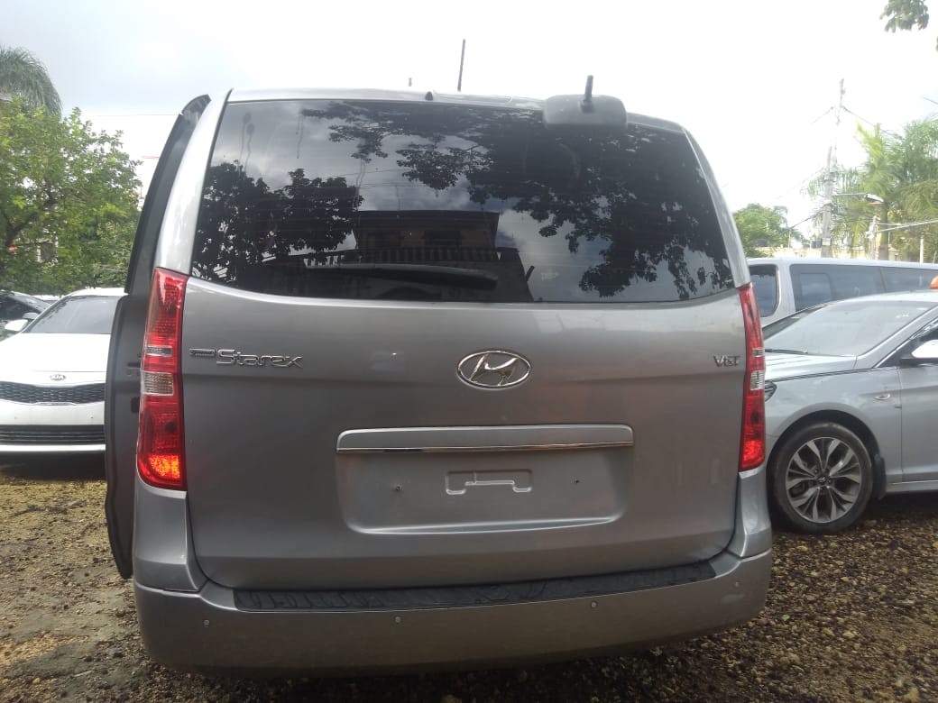 jeepetas y camionetas - HYUNDAI GRAND STAREX 2018 GRIS 1
