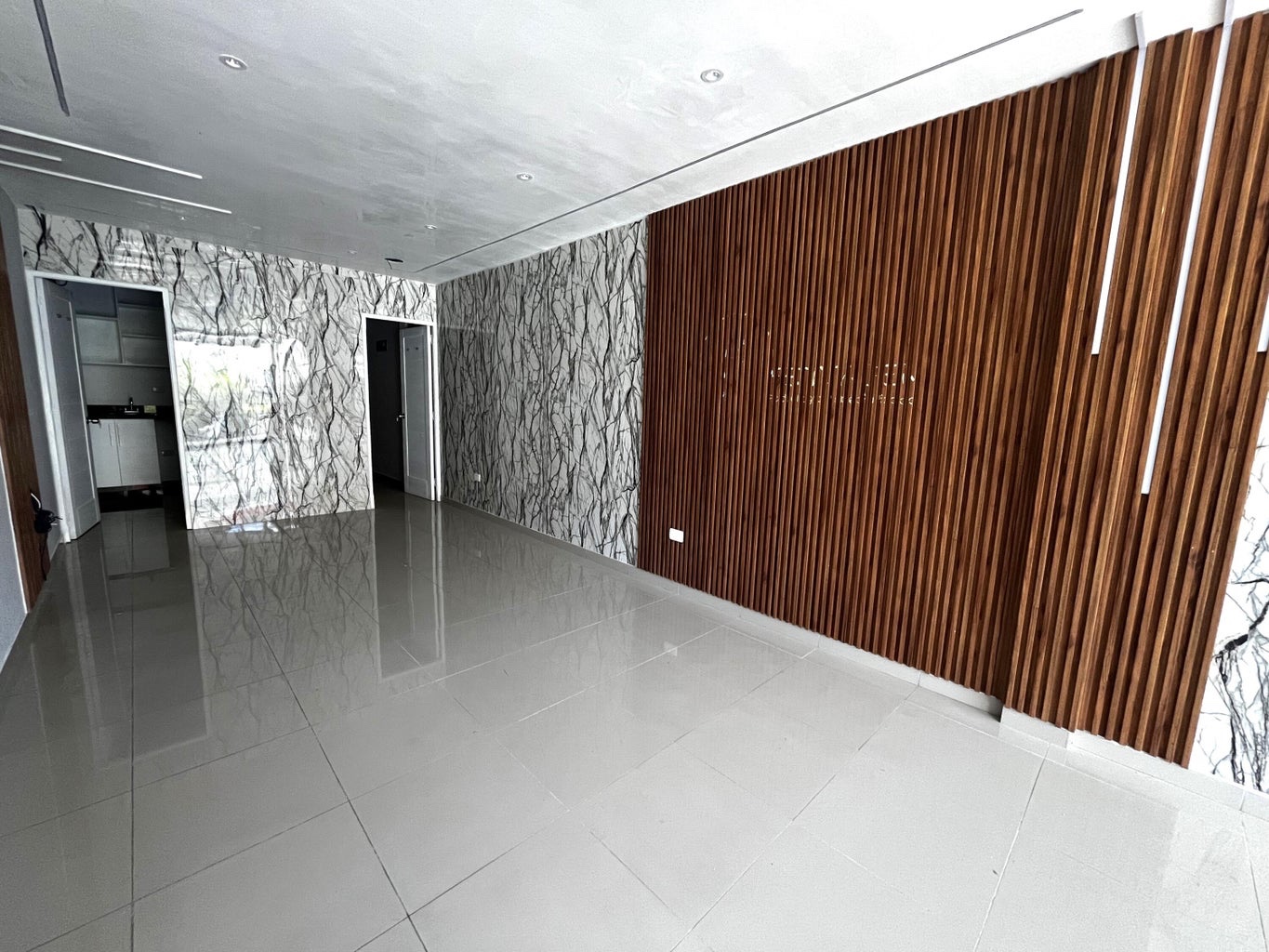 oficinas y locales comerciales - Local Comercial En Alquiler En Piantini Segundo Nivel 46mts2 4