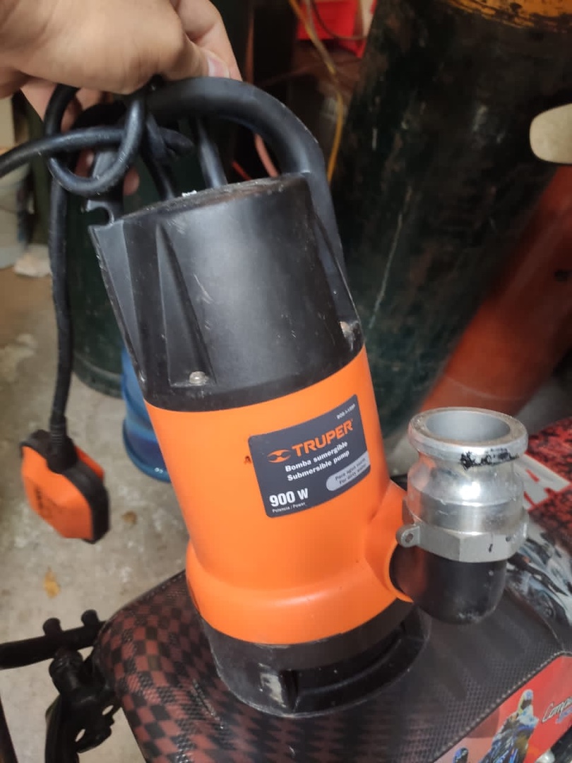 equipos profesionales - Bomba Sumergible para Cisternas y Pozo Séptico con Manguera incluida.