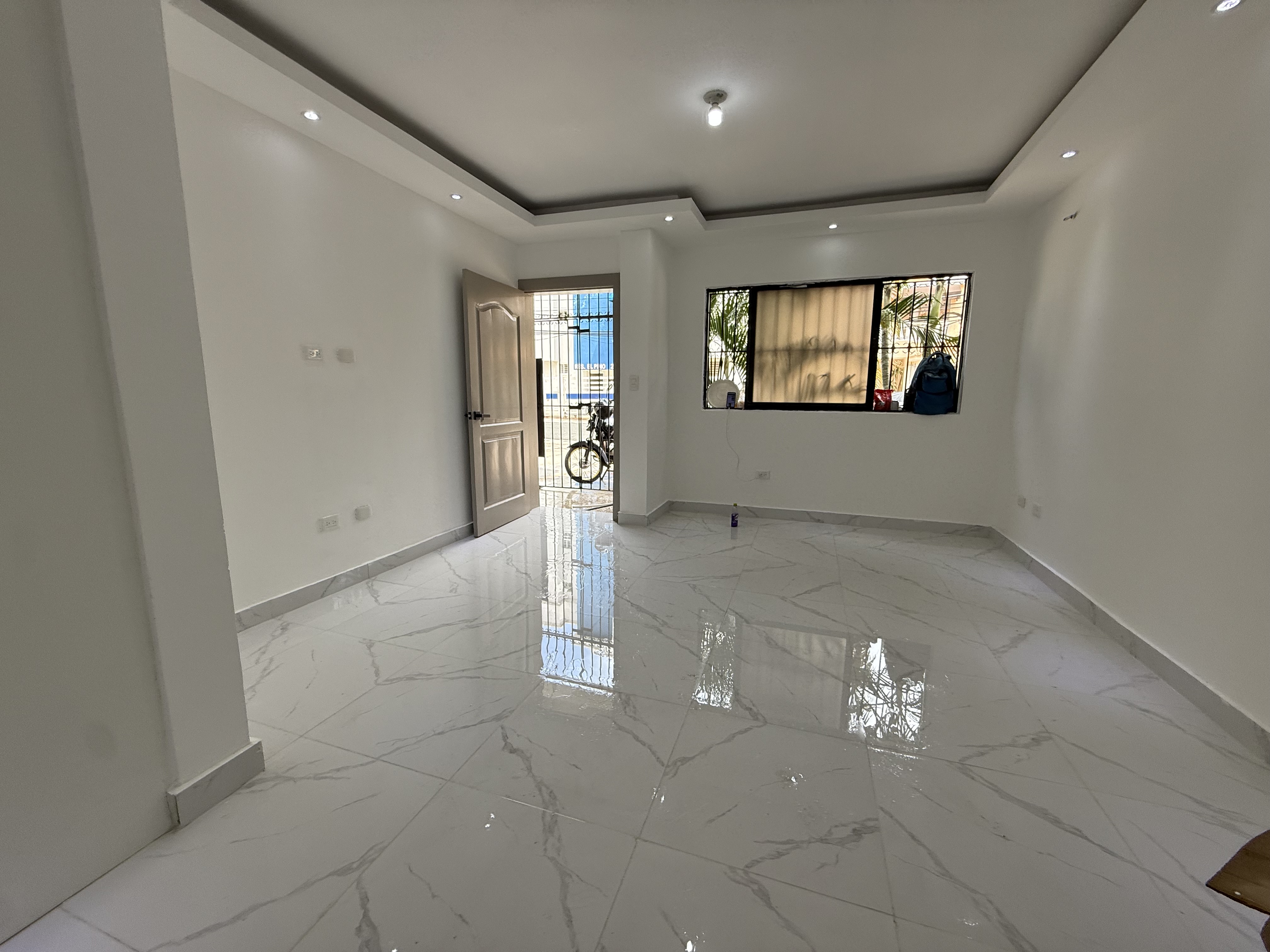 apartamentos - Vendo independencia klm 7 primer nivel 70 mtrs una 8