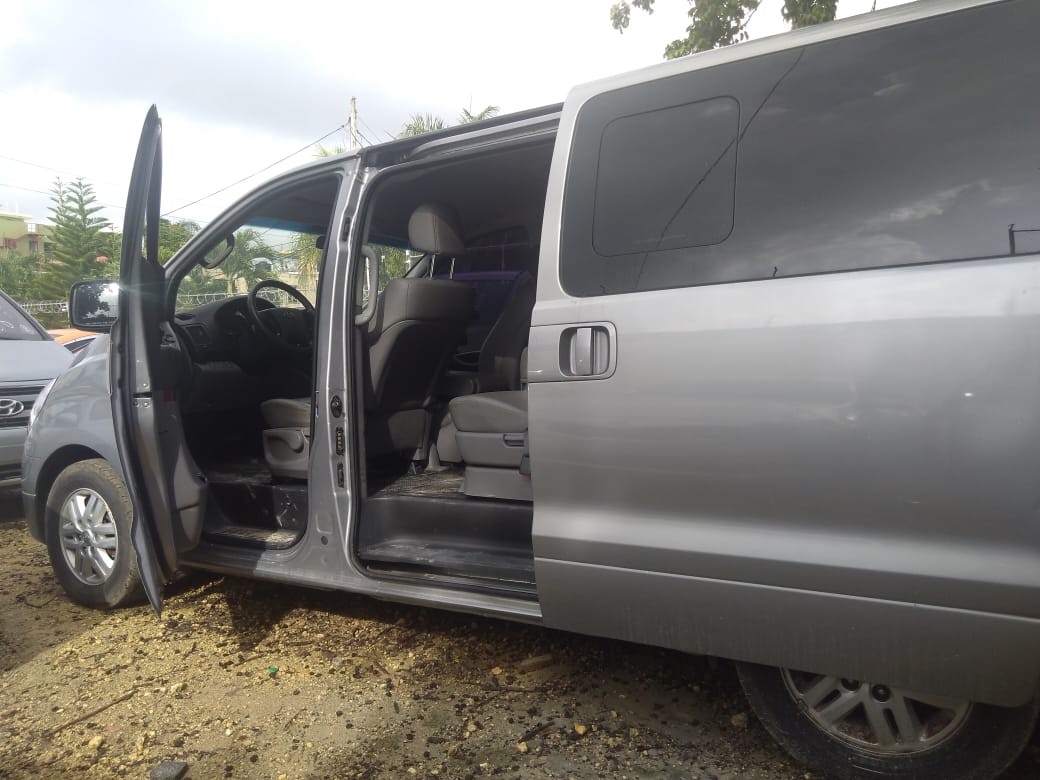 jeepetas y camionetas - HYUNDAI GRAND STAREX 2018 GRIS 2