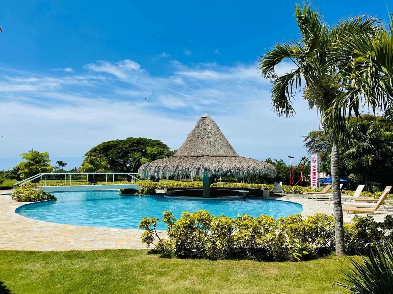 casas vacacionales y villas - Vendo bella villa de 2 niveles y con piscina y jardín 2