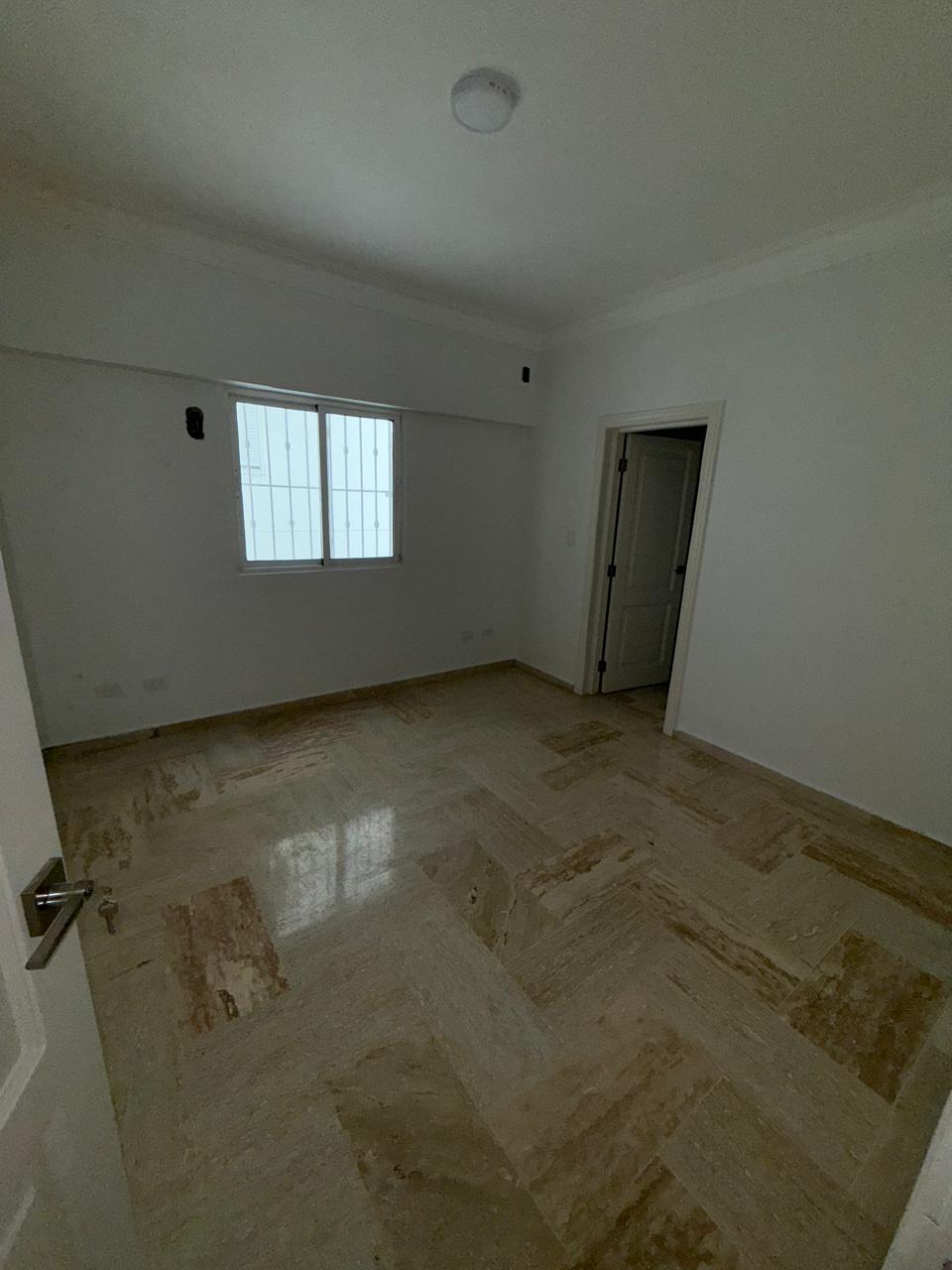 apartamentos - Se Renta Apartamento con opción a venta con amplio balcón ubicada en Naco DN 4