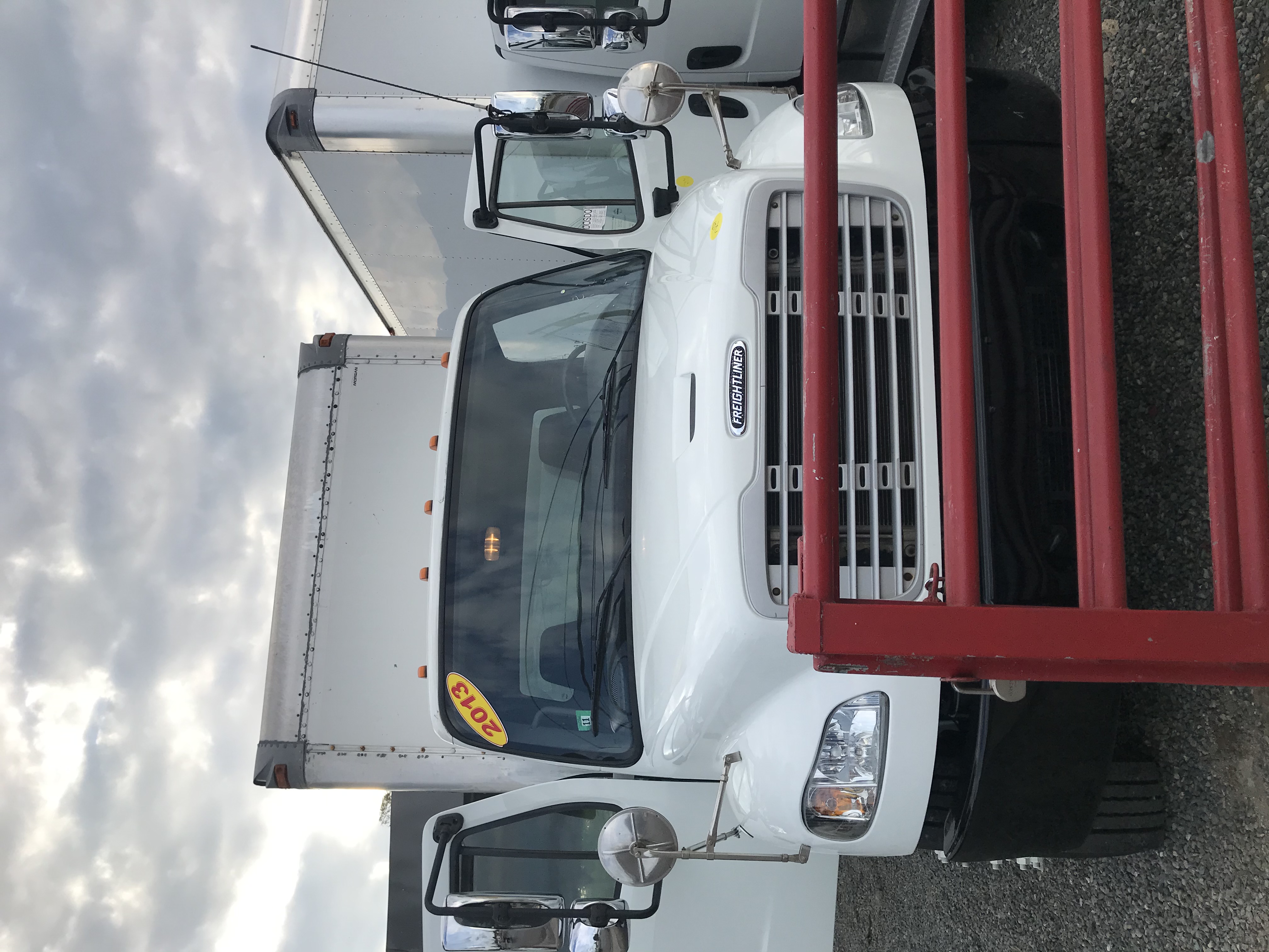 camiones y vehiculos pesados - Camión Freightliner M2 2013 con Furgón seco de 26 pies Recién Importado 